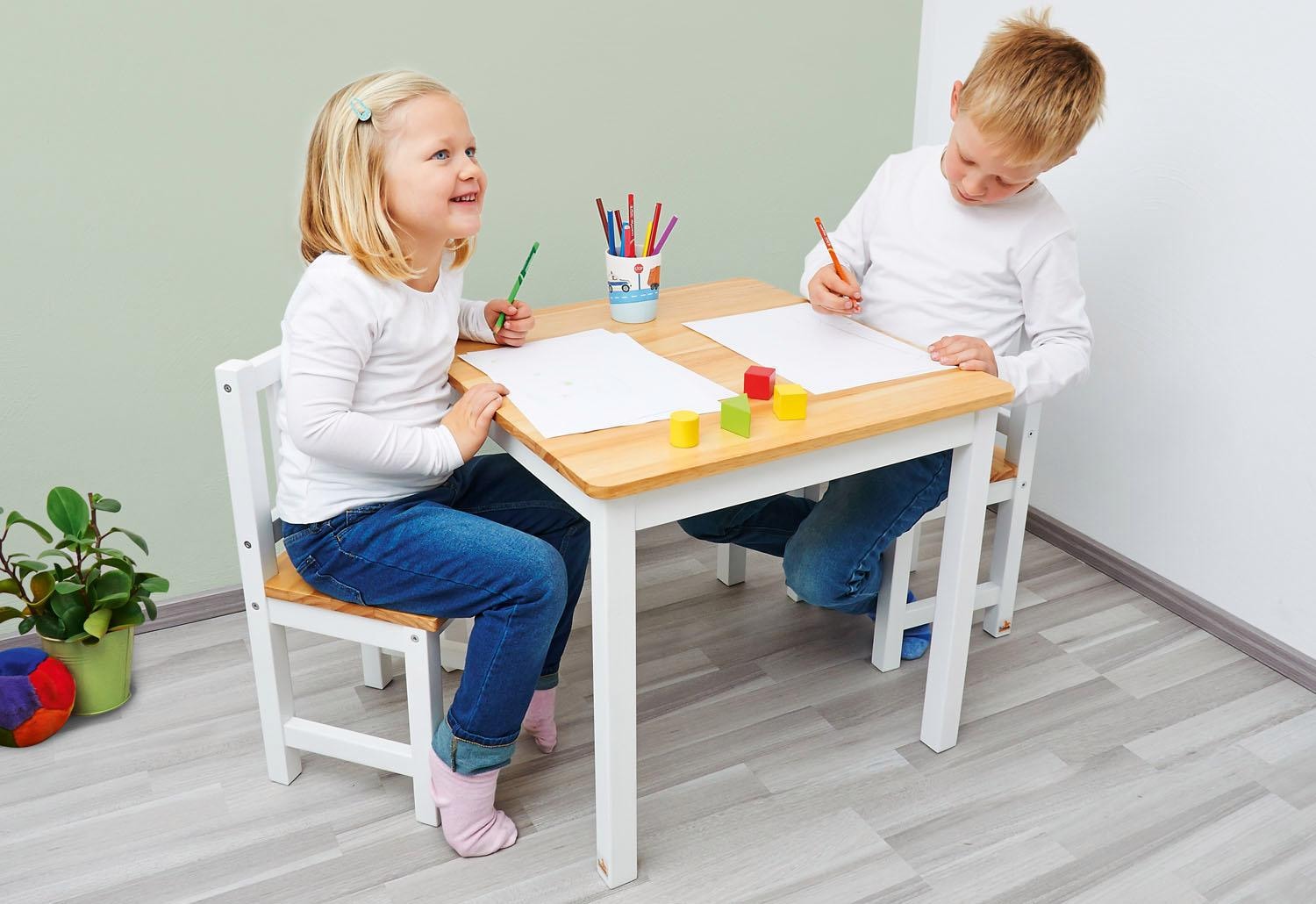 Kinderstühle in Weiß mit Kindertisch