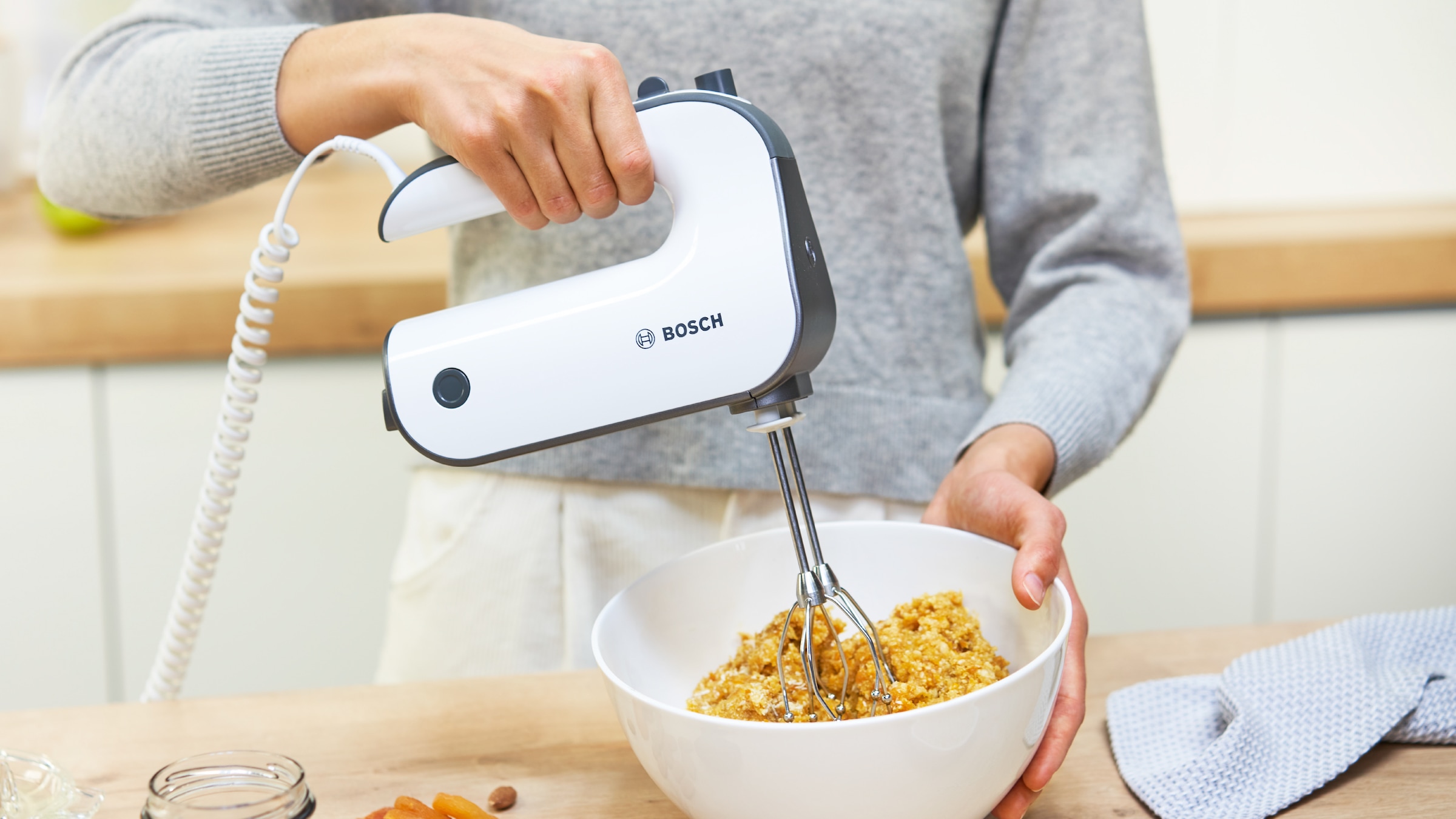 BOSCH Handmixer »MFQ49300, Edelst. Rührbesen/Knethaken, 5 Stufen, Spiralkabel« 850 W Turbotaste, Soft-Touch-Griff, leichtes Gehäuse, Made in Europe