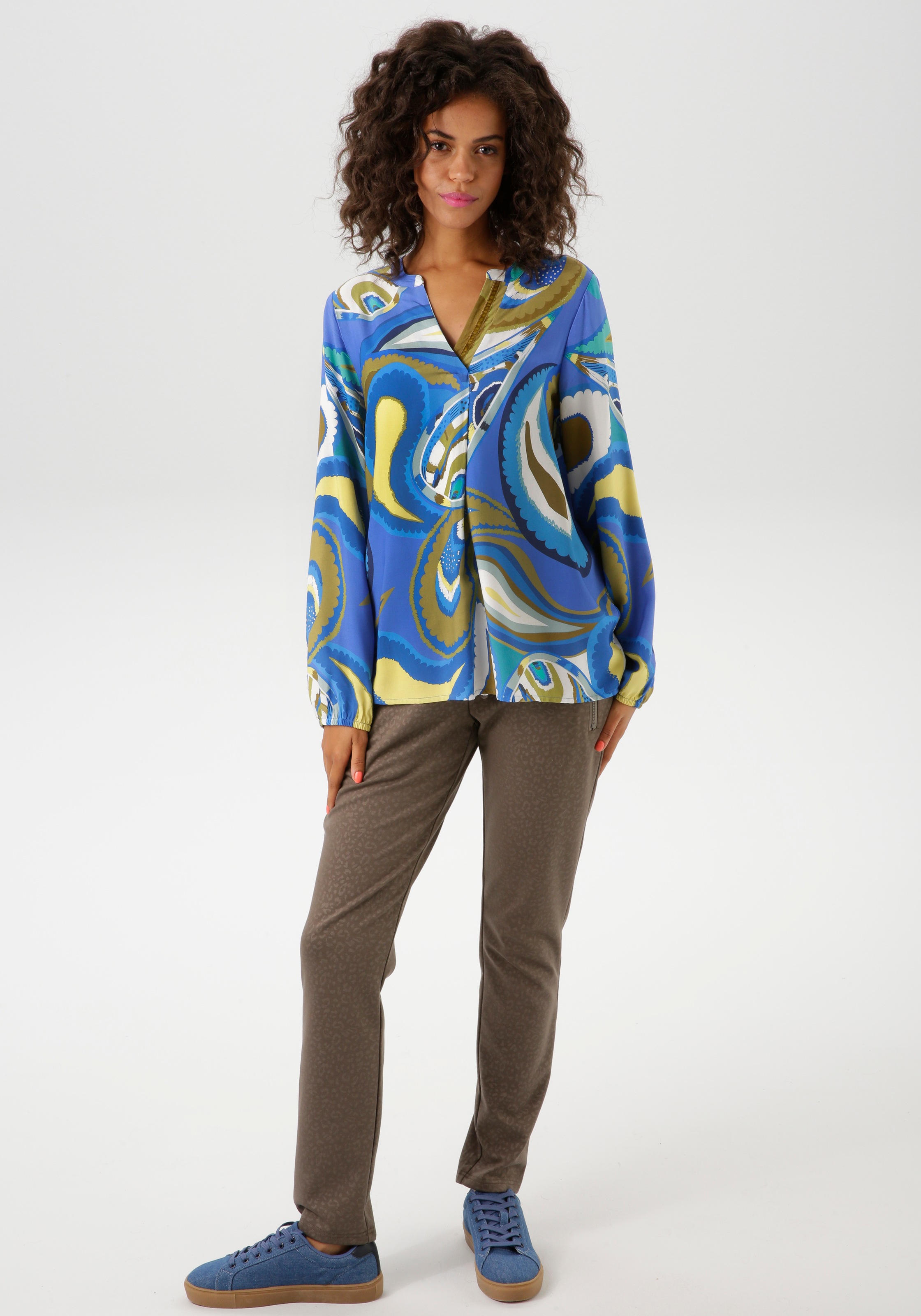 Aniston CASUAL Schlupfbluse, mit farbharmonischen, großflächigem Paisley-Muster