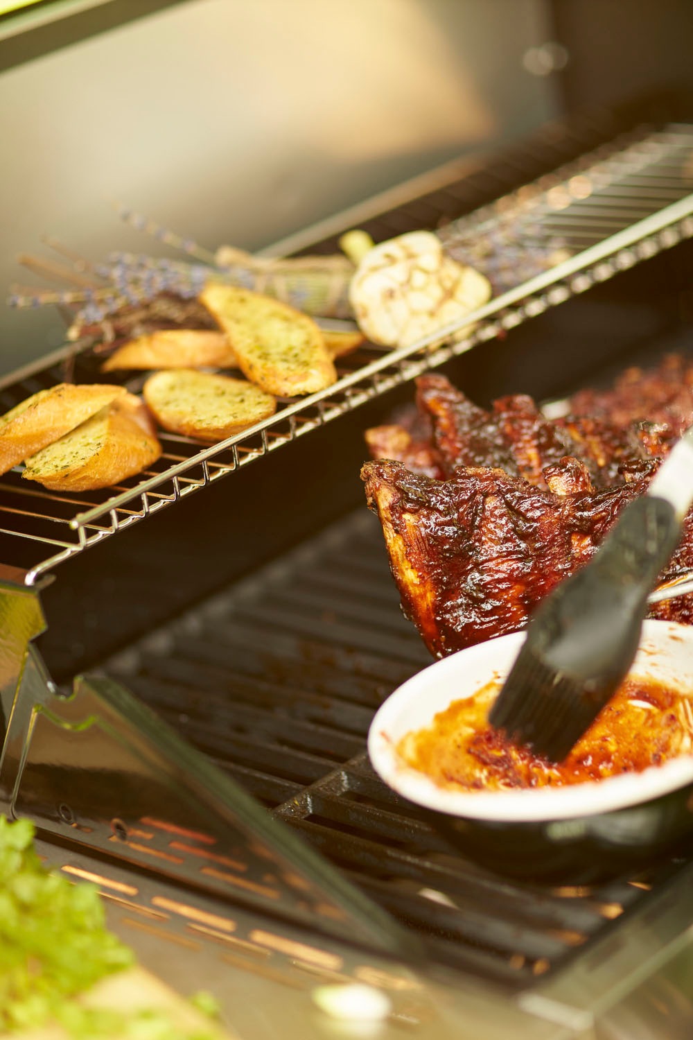 RÖSLE Gasgrill »BBQ-Station VIDERO, 25525«, G4 Edelstahl, 4 Haupt- und 1 Seitenbrenner, beleuchtete Drehknöpfe