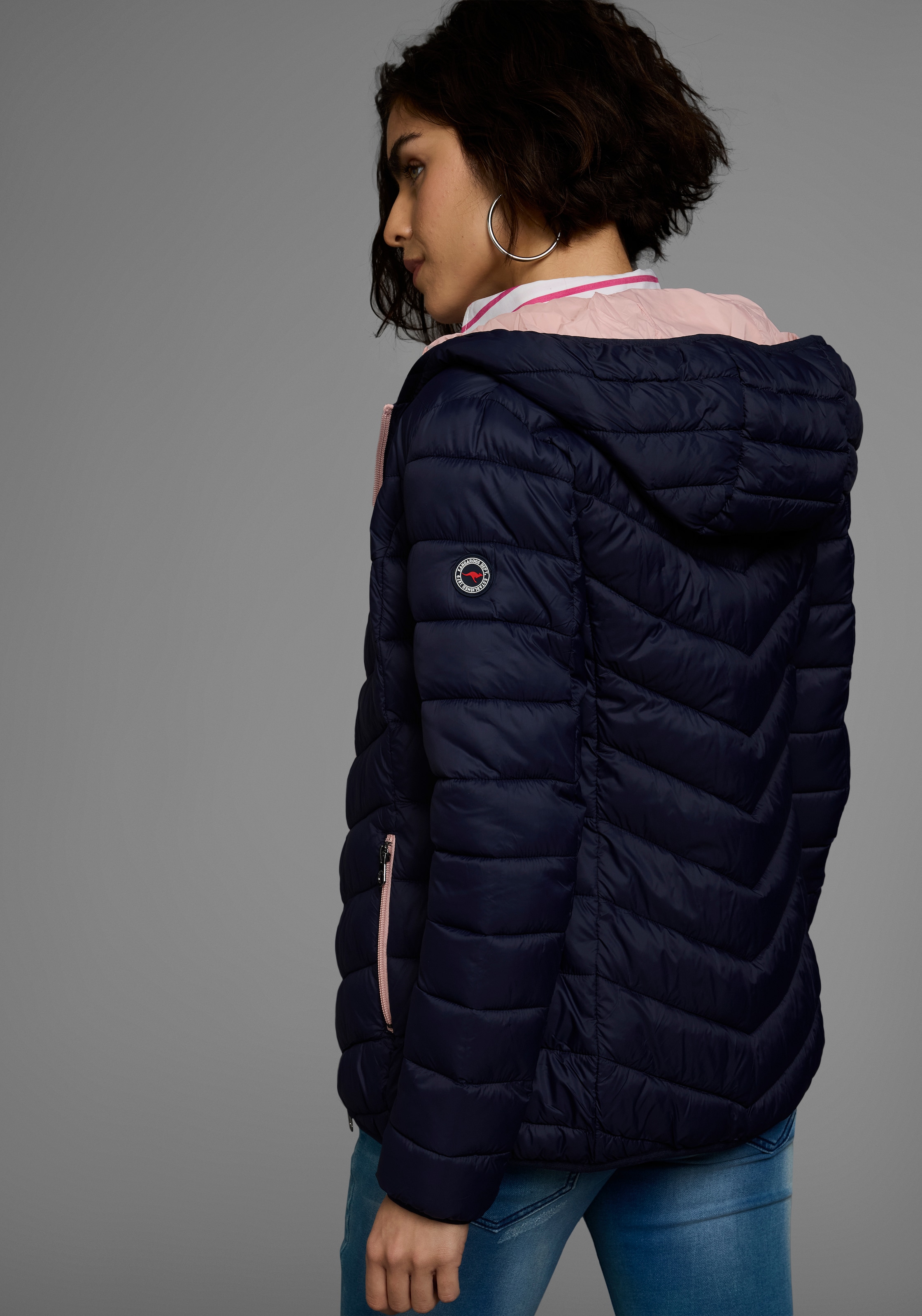 KangaROOS Steppjacke, mit Kapuze, mit kontrastfarbenen Details