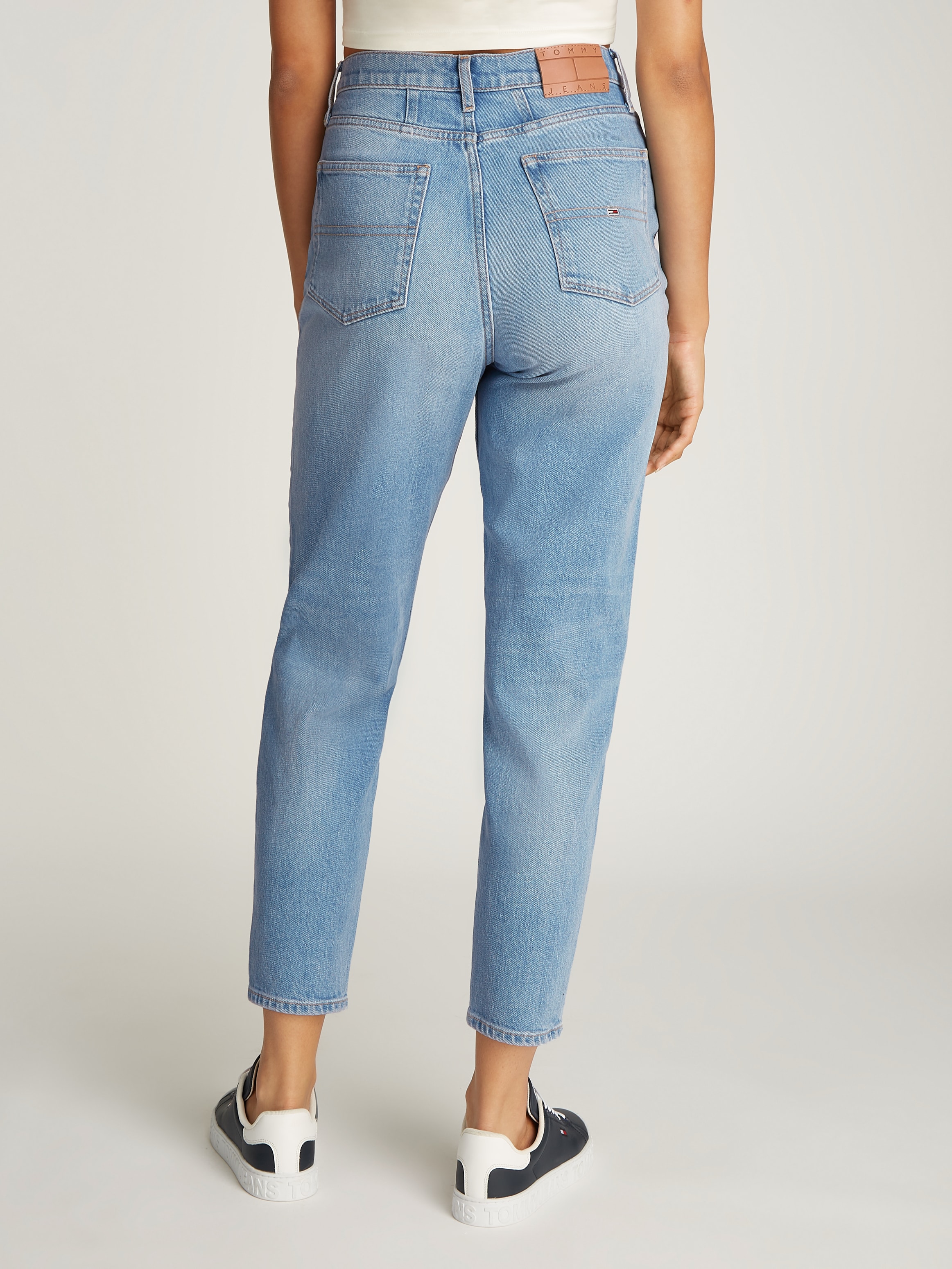 Tommy Jeans Mom-Jeans »Tommy Jeans - High waist - Mom-Jeans«, mit Logo-Badge und Stickereien