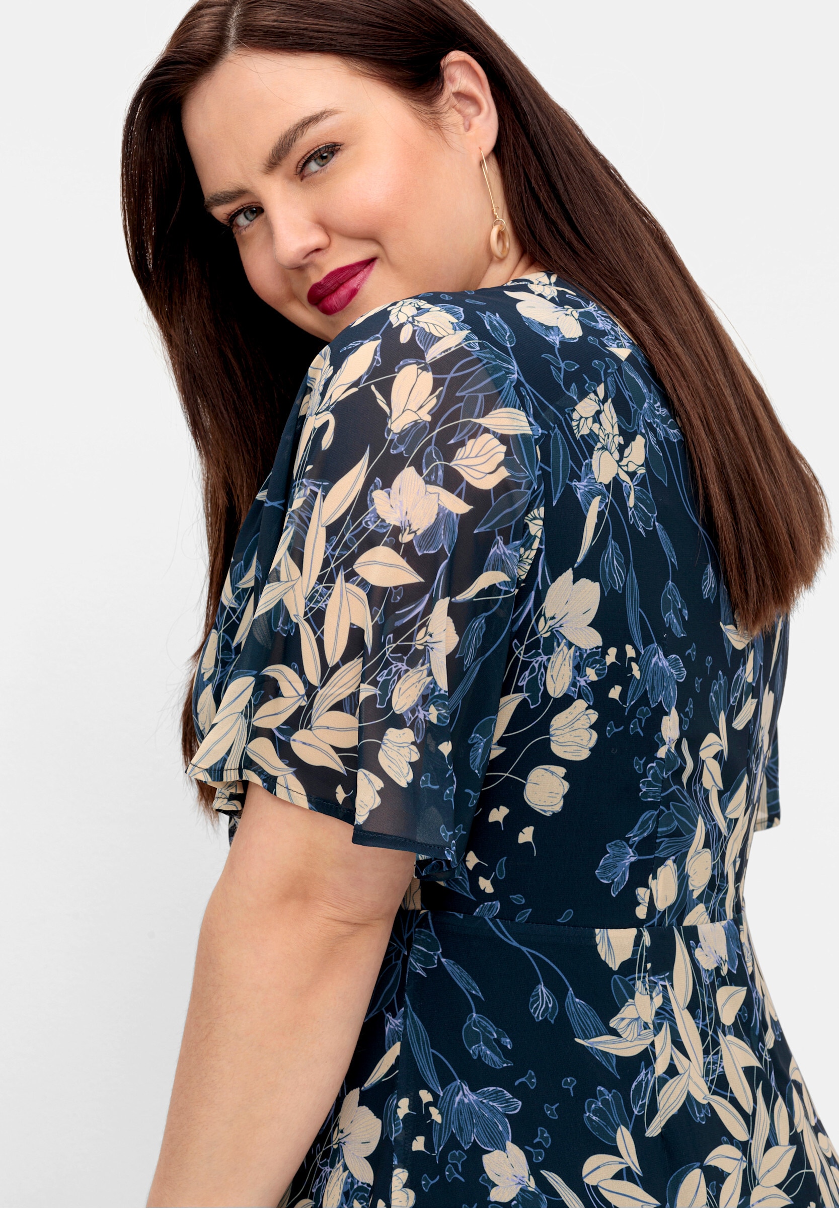 Sheego Sommerkleid »Abendkleid Chiffonkleid in Wickeloptik, mit Blätterprint« Ohne Taschen aus Chiffon, in Wickeloptik