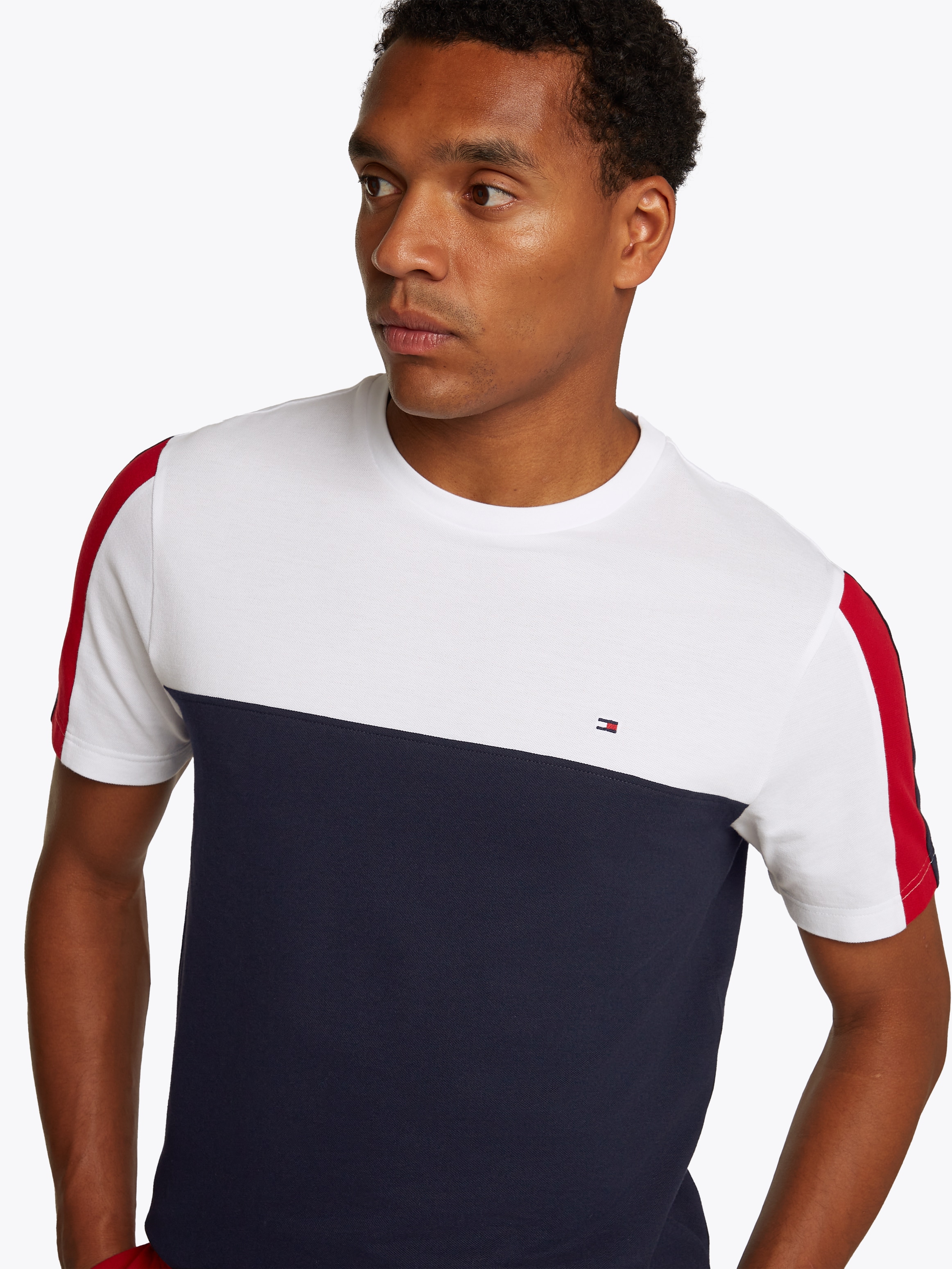 Tommy Hilfiger T-Shirt »GLOBAL STRIPE COLOURBLOCK TEE«, im modischen Colorblocking