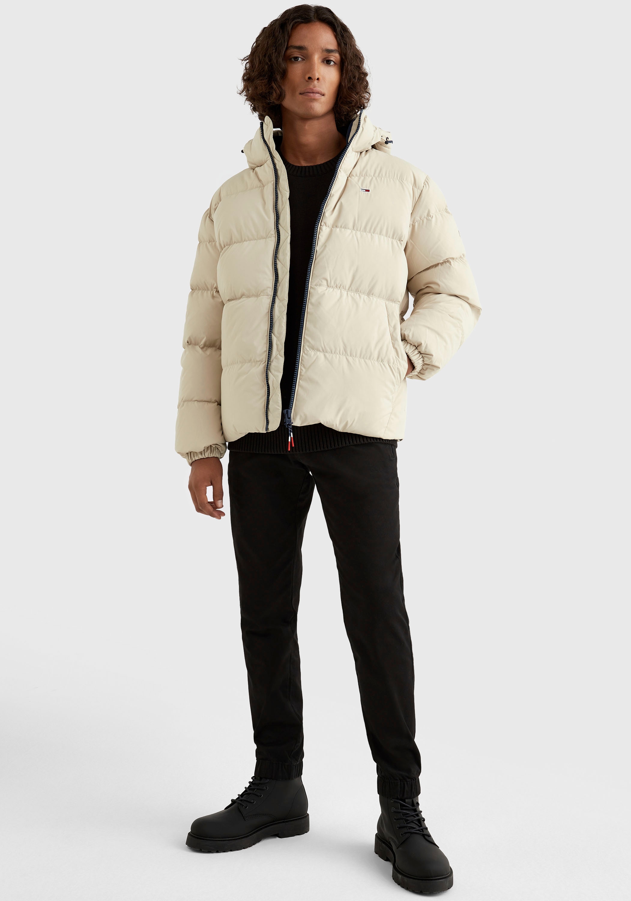 Tommy Jeans Daunenjacke »TJM ESSENTIAL DOWN JACKET«, mit Kapuze, mit Tunnelzug und Stoppern an der Kapuze