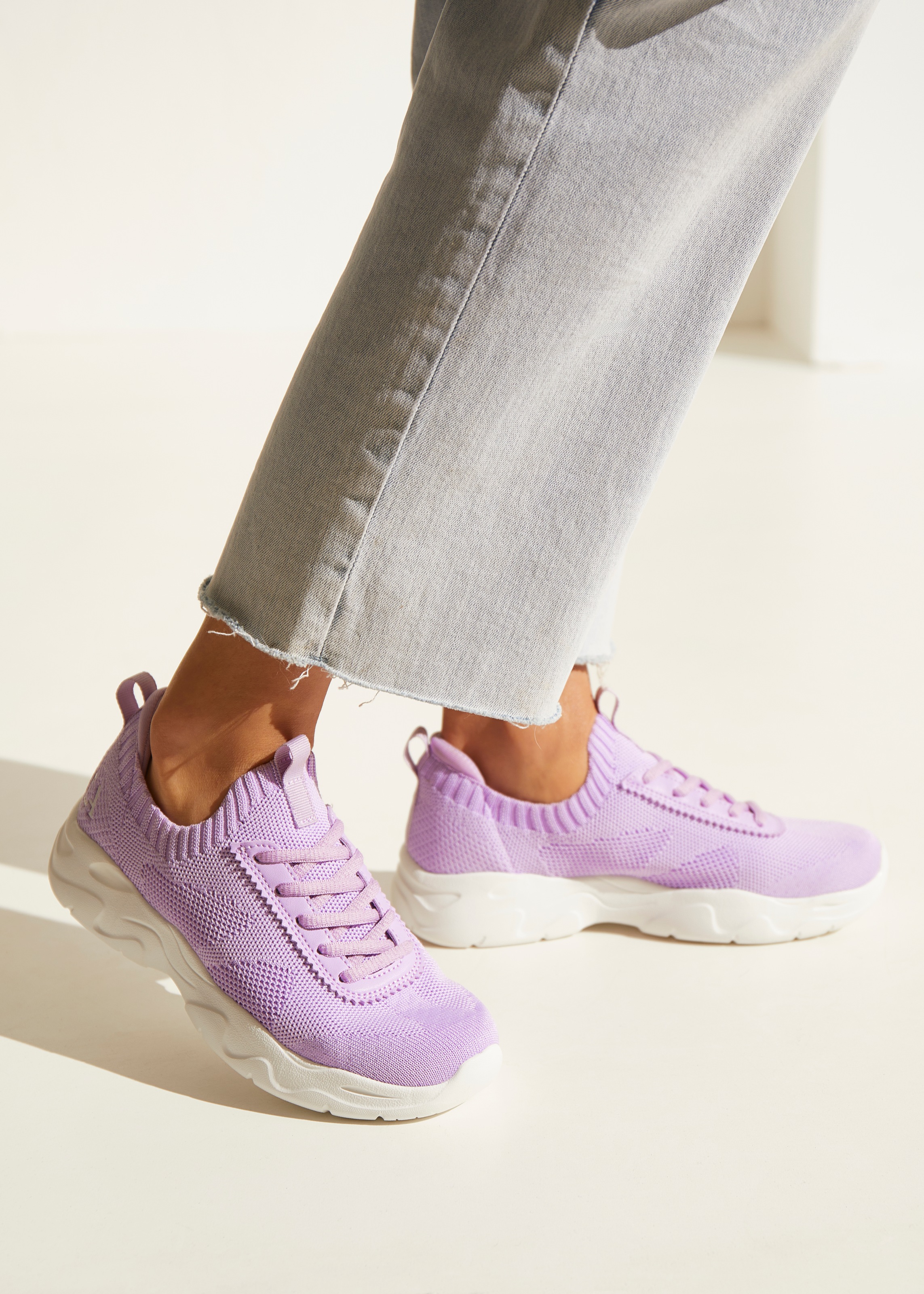 LASCANA ACTIVE Sneaker, ultraleicht und bequem zum Reinschlüpfen mit Zierschnürung VEGAN