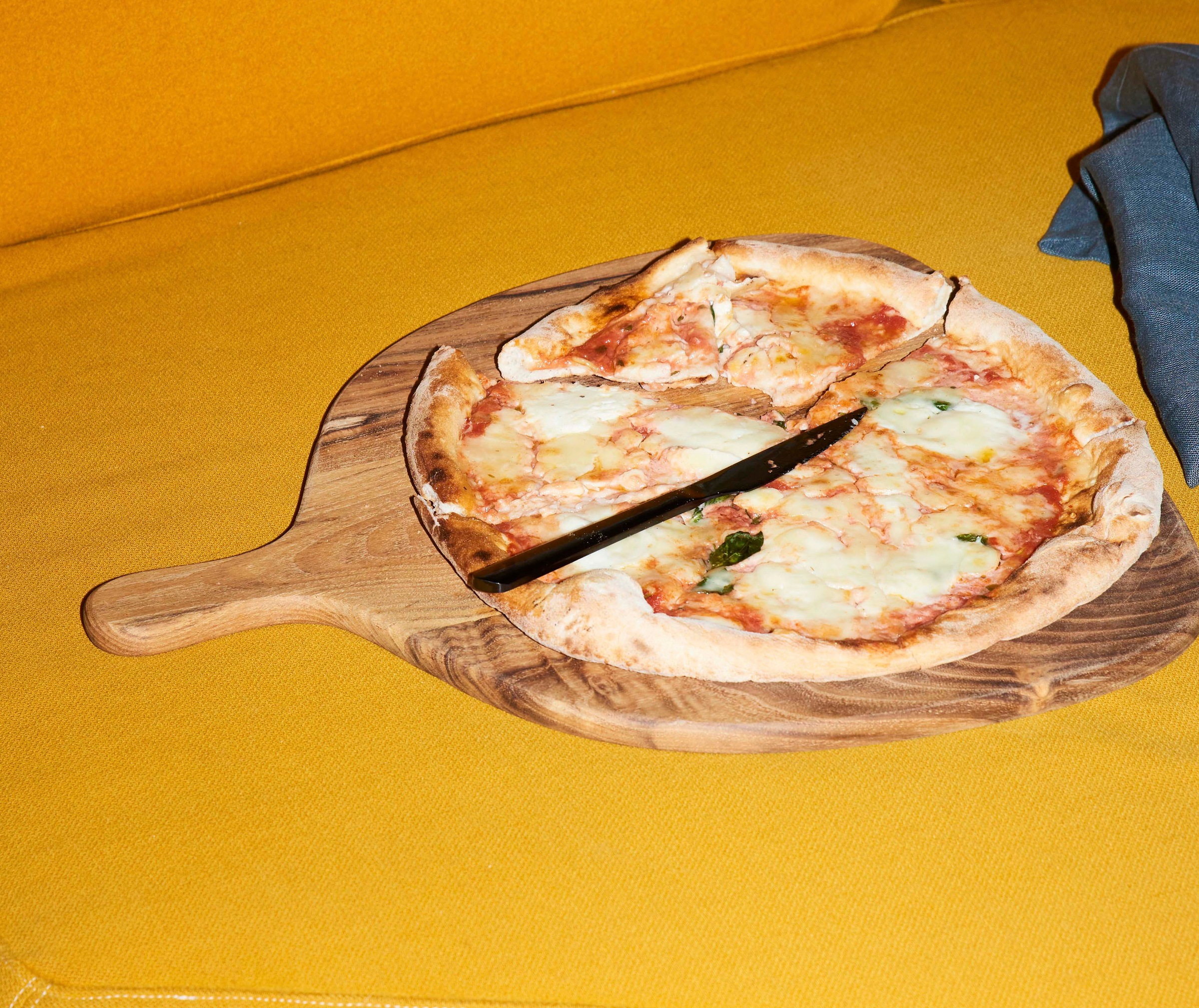 aida RAW Pizzaschneidebrett »RAW Teak«, organisches Design