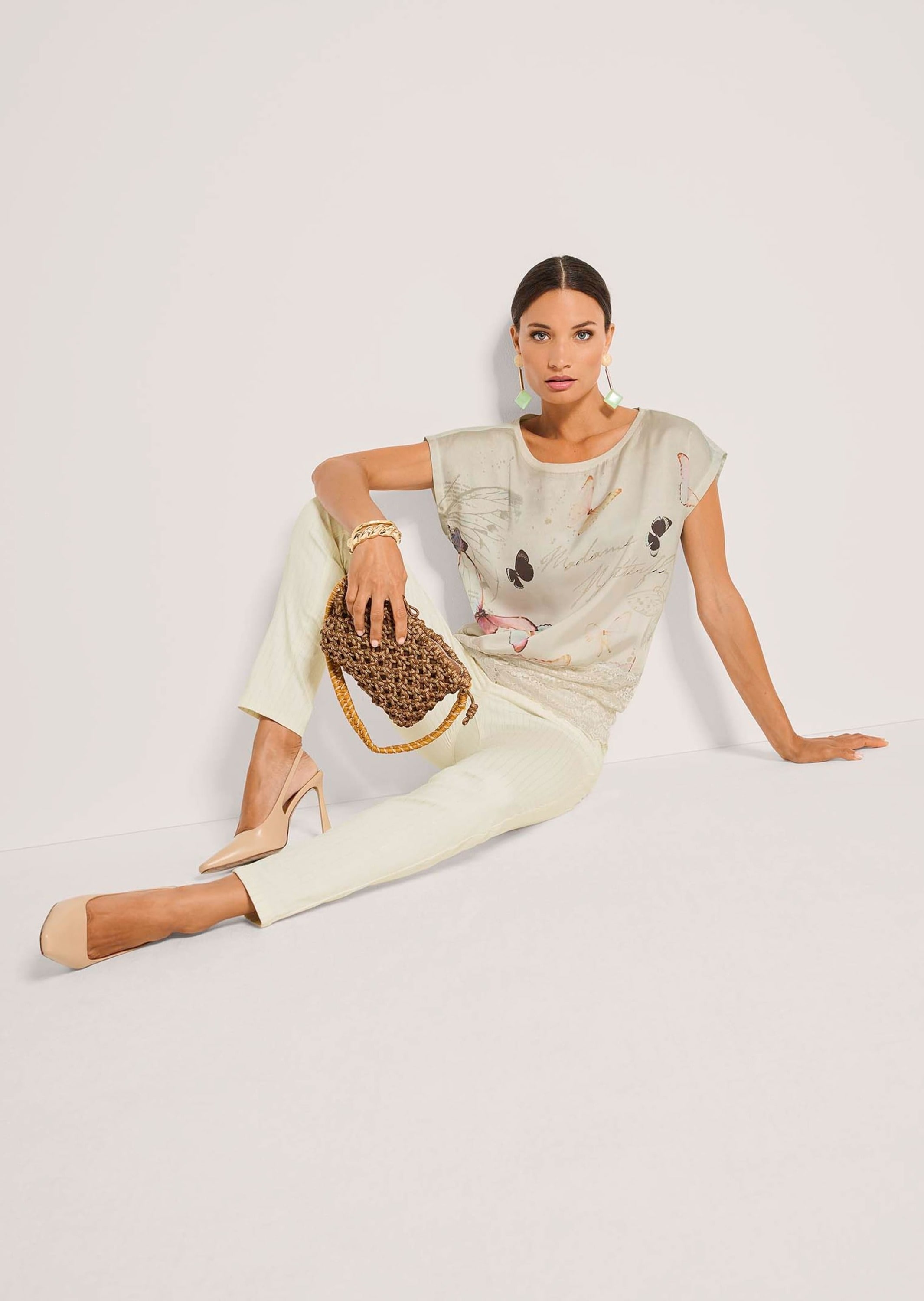 MADELEINE Print-Shirt »Spitzenshirt Sommershirt mit Schmetterlings-Print« Breiter Spitzensaum