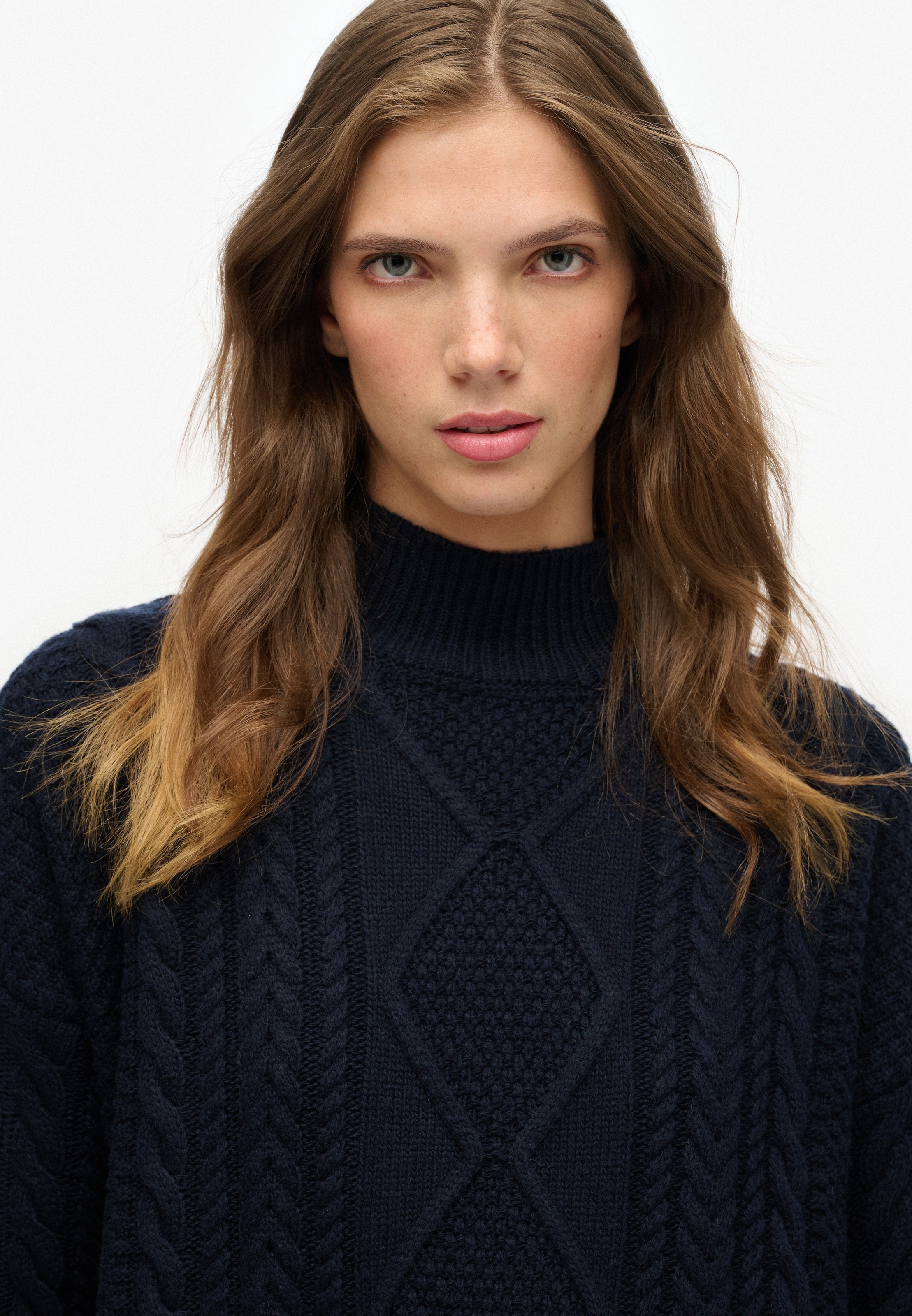 Superdry Strickkleid »SLOUCHY CABLE KNIT DRESS« Materialmix, loose fit, hochwertig mit Woll-Anteil