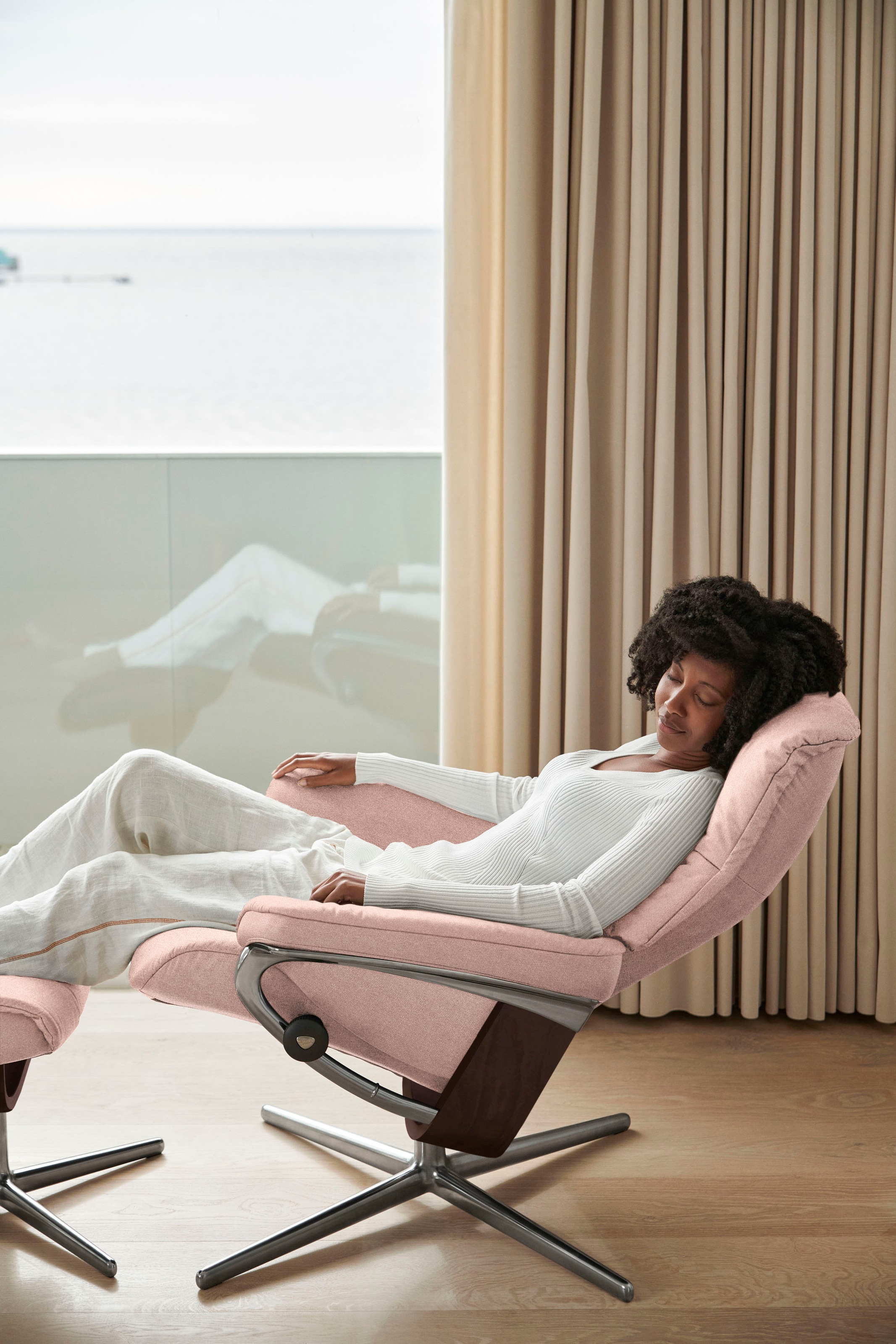 Stressless® Relaxsessel »Mayfair«, (Set, Relaxsessel mit Hocker), mit Hocker, mit Cross Base, Größe S, M & L, Holzakzent Braun