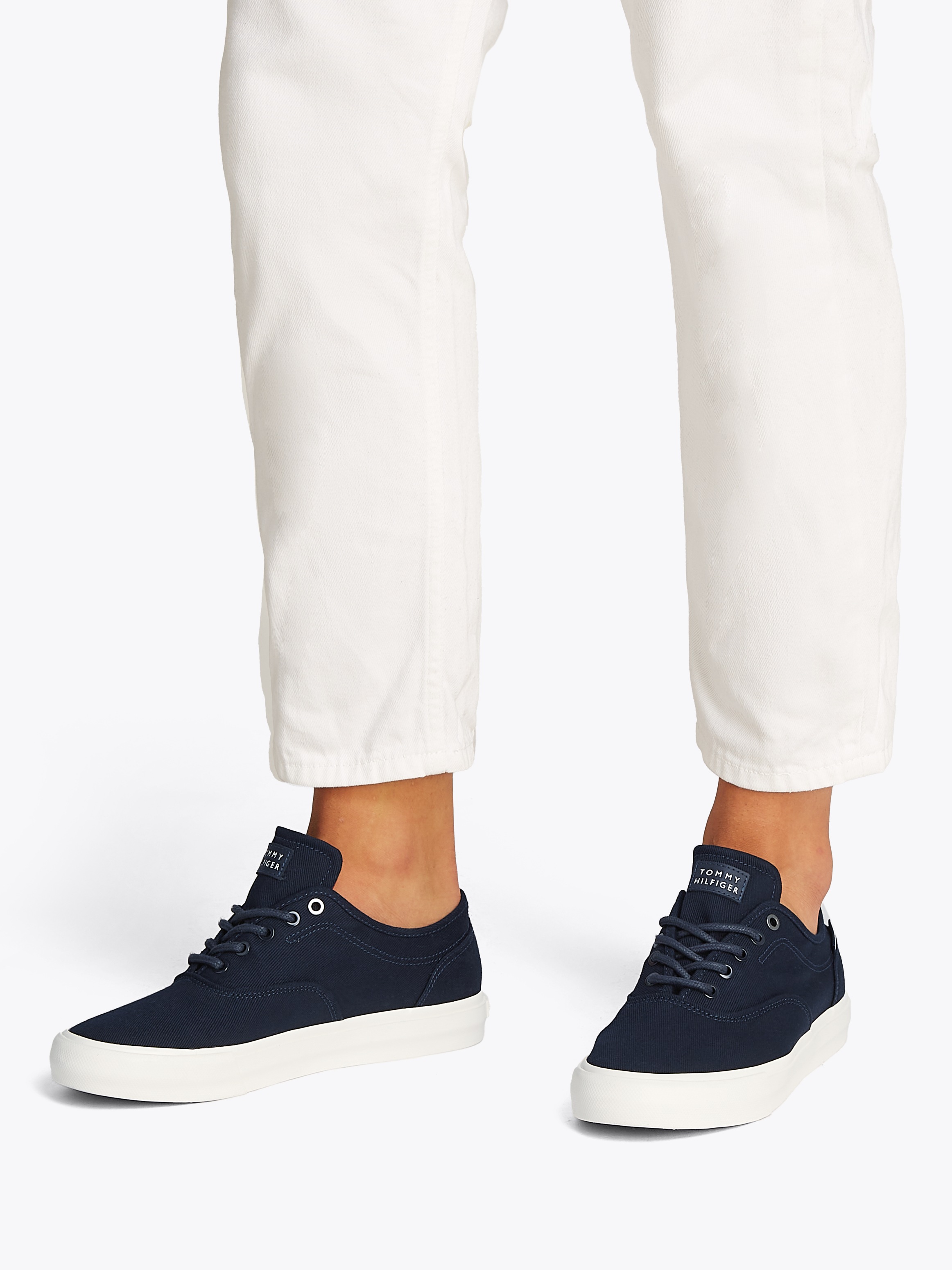 Tommy Hilfiger Sneaker »TH HI VULC LOW OXFORD TWILL«, Freizeitschuh, Halbschuh, Schnürschuh mit Label an der Ferse