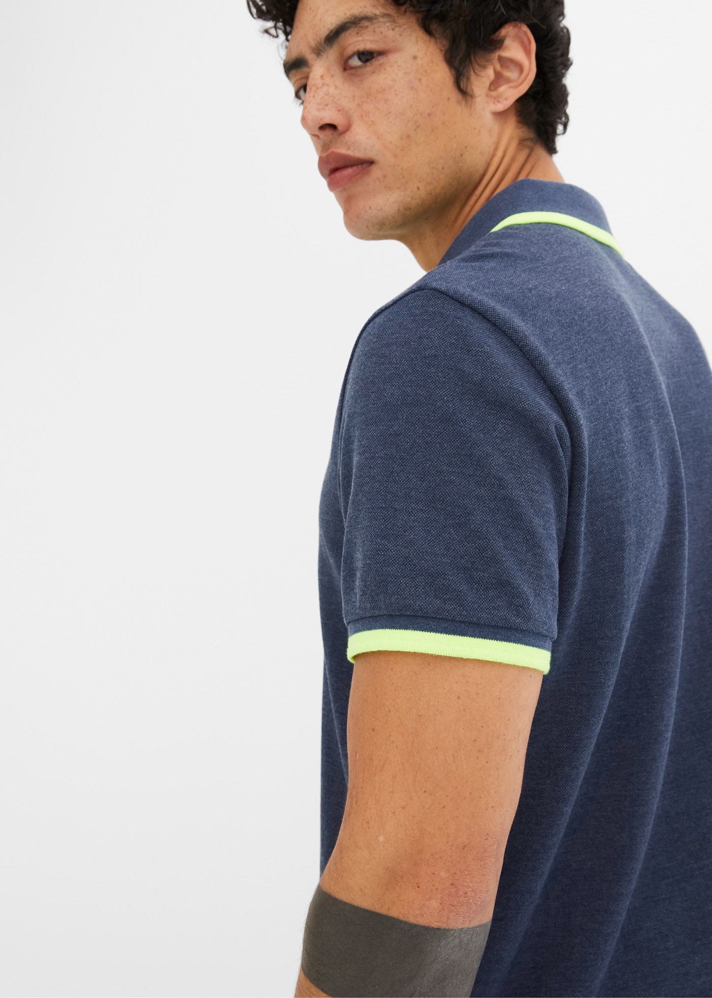 bonprix Poloshirt »Piqué-Poloshirt mit reiner Baumwolle« mit neonfarbenen Details