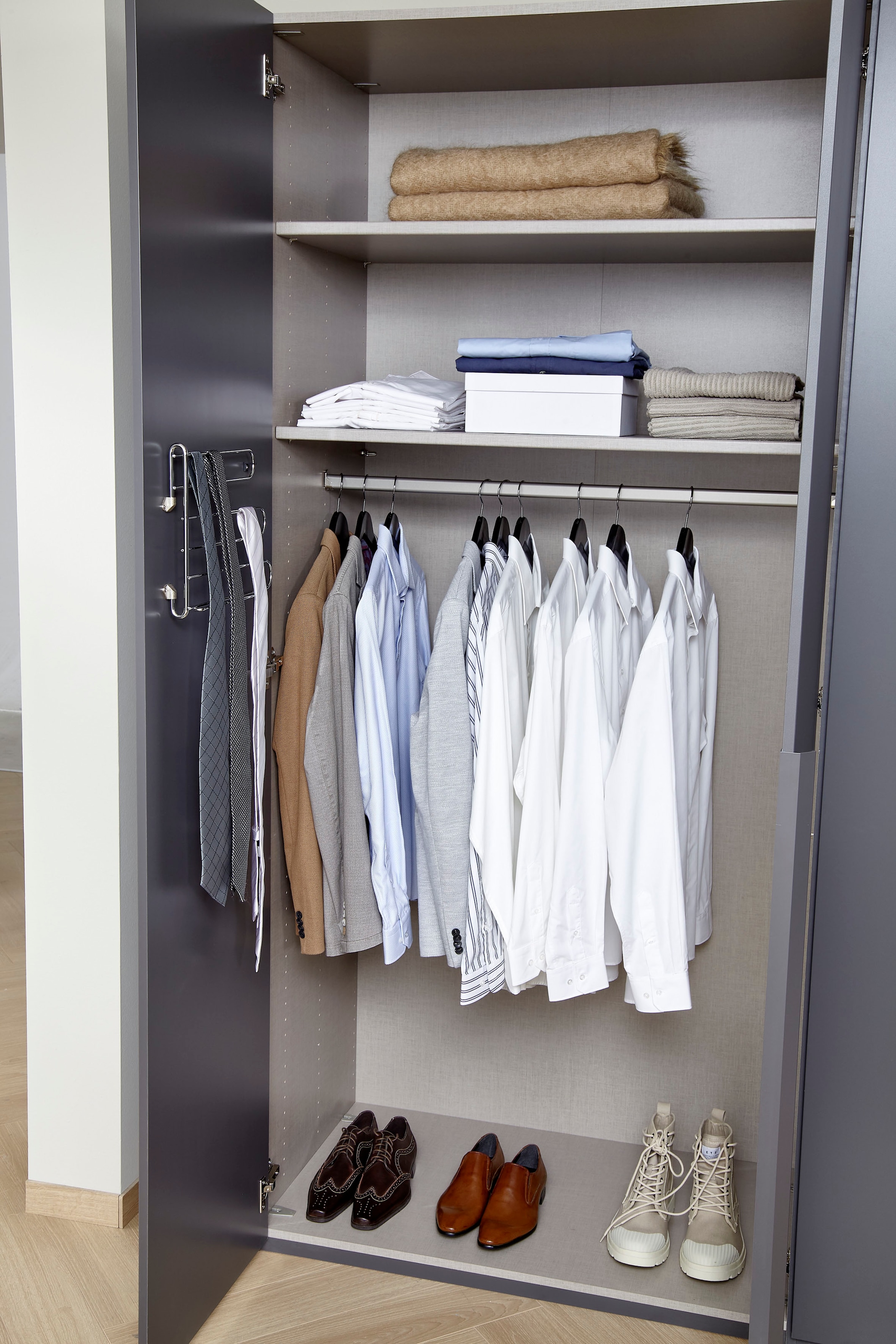 rauch Drehtürenschrank »Purisma Kleiderschrank Schlafzimmerschrank Schrank«, mit umfangreicher Innenausstattung