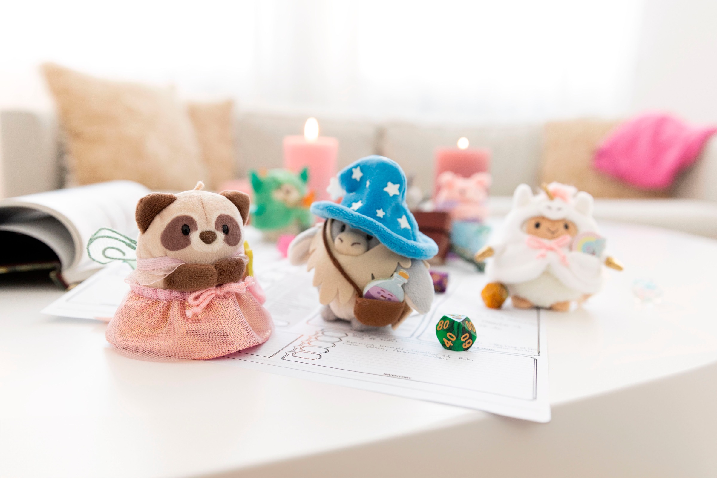 Nici Kuscheltier »mymochi, Sittich Chipsy 8 cm mit Steckenpferd und Ritterkostüm« in Geschenkbox