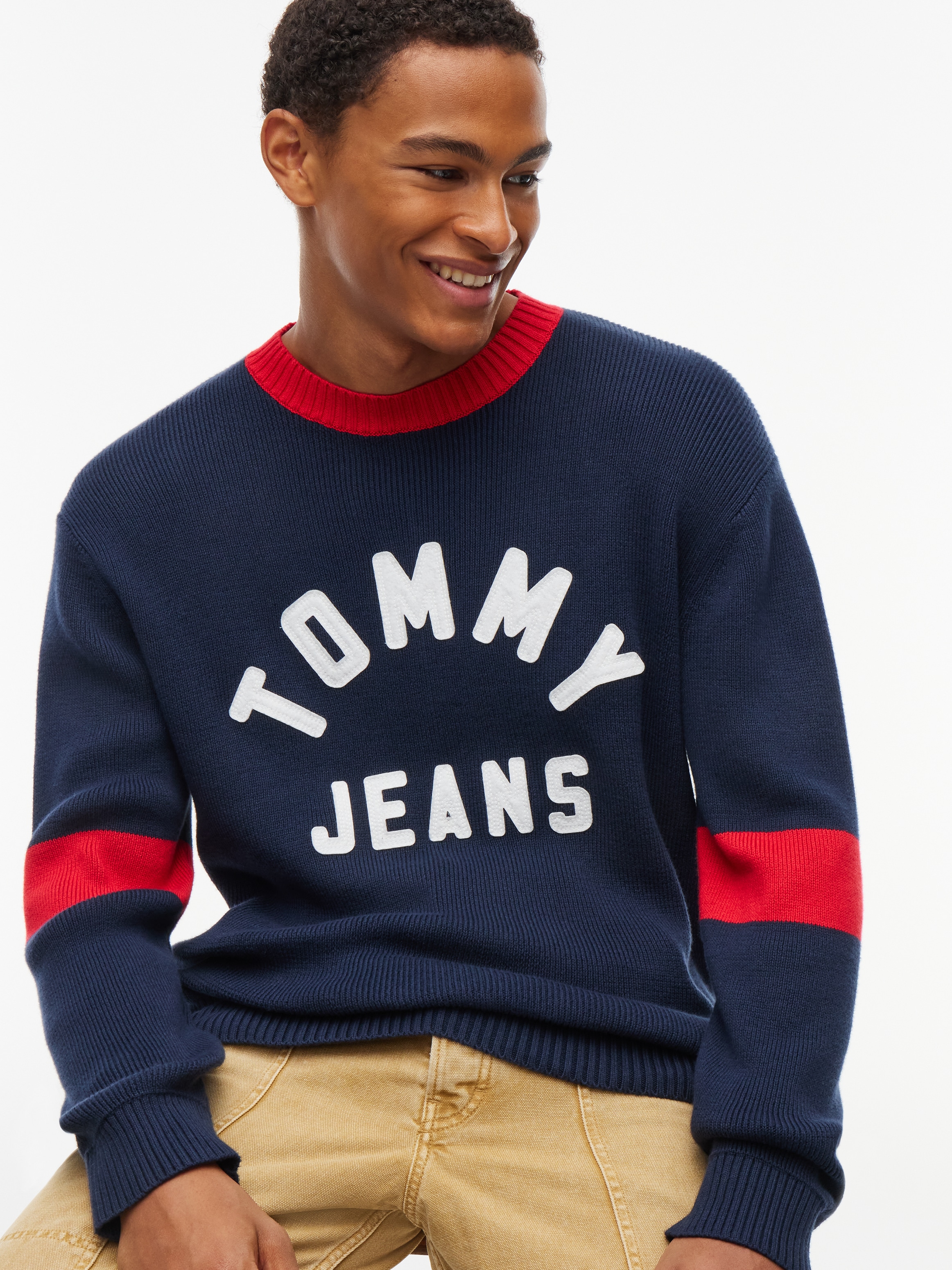 Tommy Jeans Rundhalspullover »TJM REGULAR NEW CLASSICS SWEATER« mit Logo-Applikation