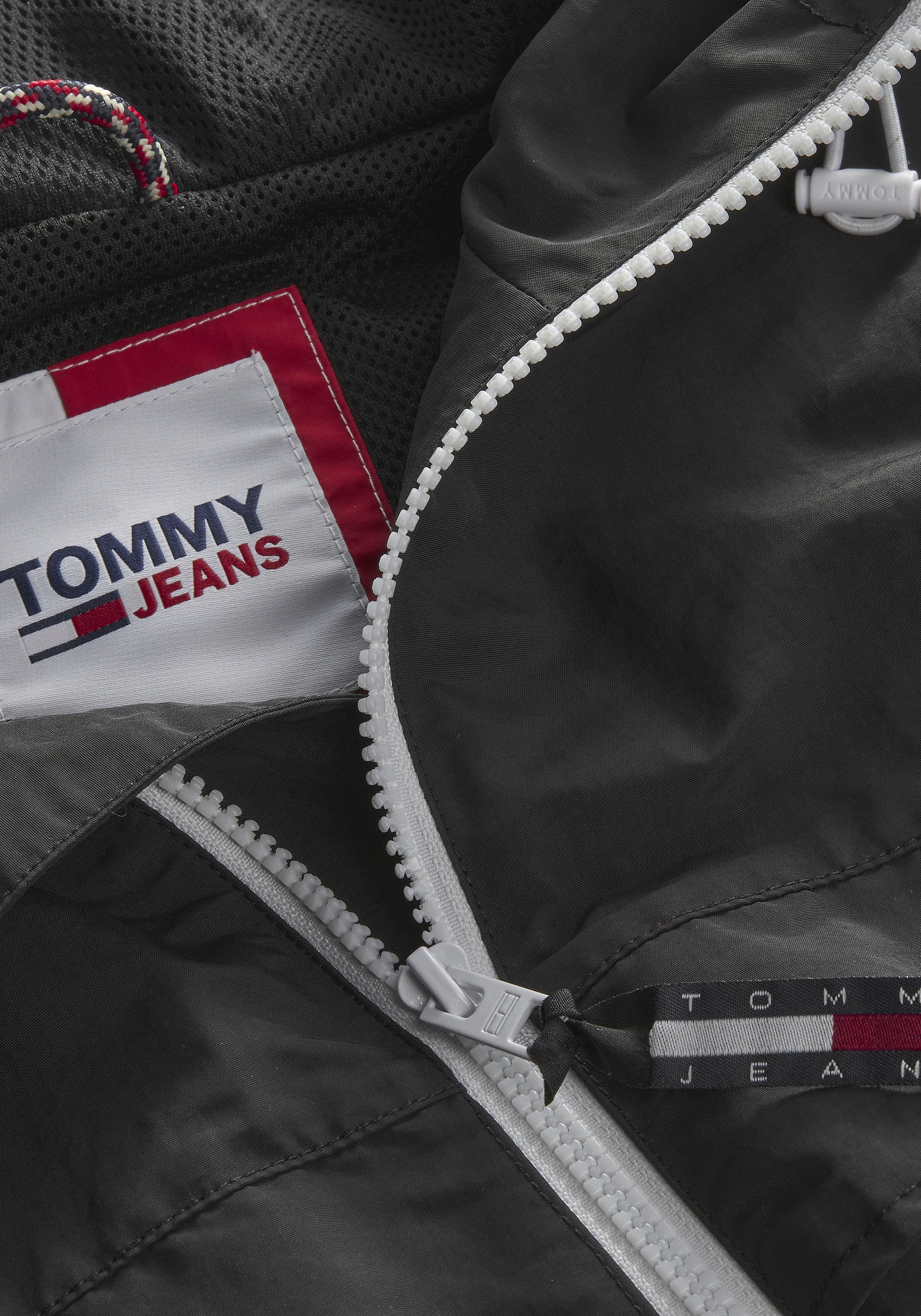 Tommy Jeans Plus Windbreaker »TJM Zippern ♕ bei Logo-Prägung CHICAGO Kapuze, an mit WINDBREAKER«, den kleiner PLUS mit