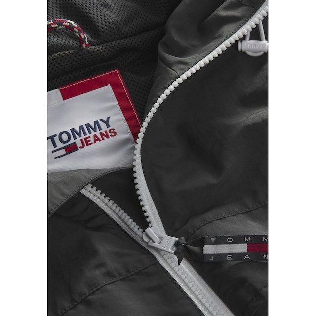 Tommy Jeans Plus Windbreaker »TJM PLUS CHICAGO WINDBREAKER«, mit Kapuze, mit  kleiner Logo-Prägung an den Zippern bei ♕