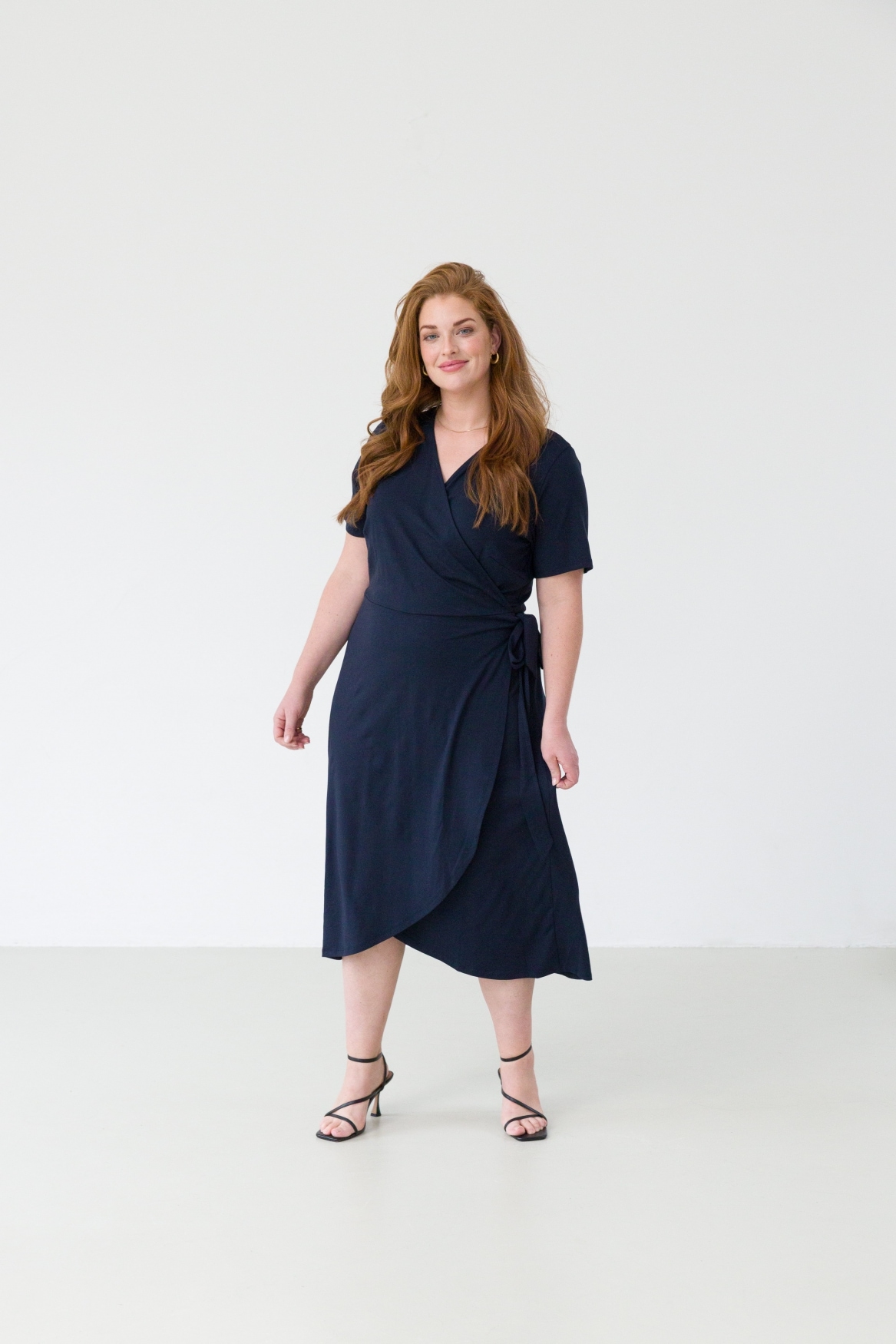 Base Level Curvy Wickelkleid »Abbie«, Weich fließende Viskose-Mischqualität