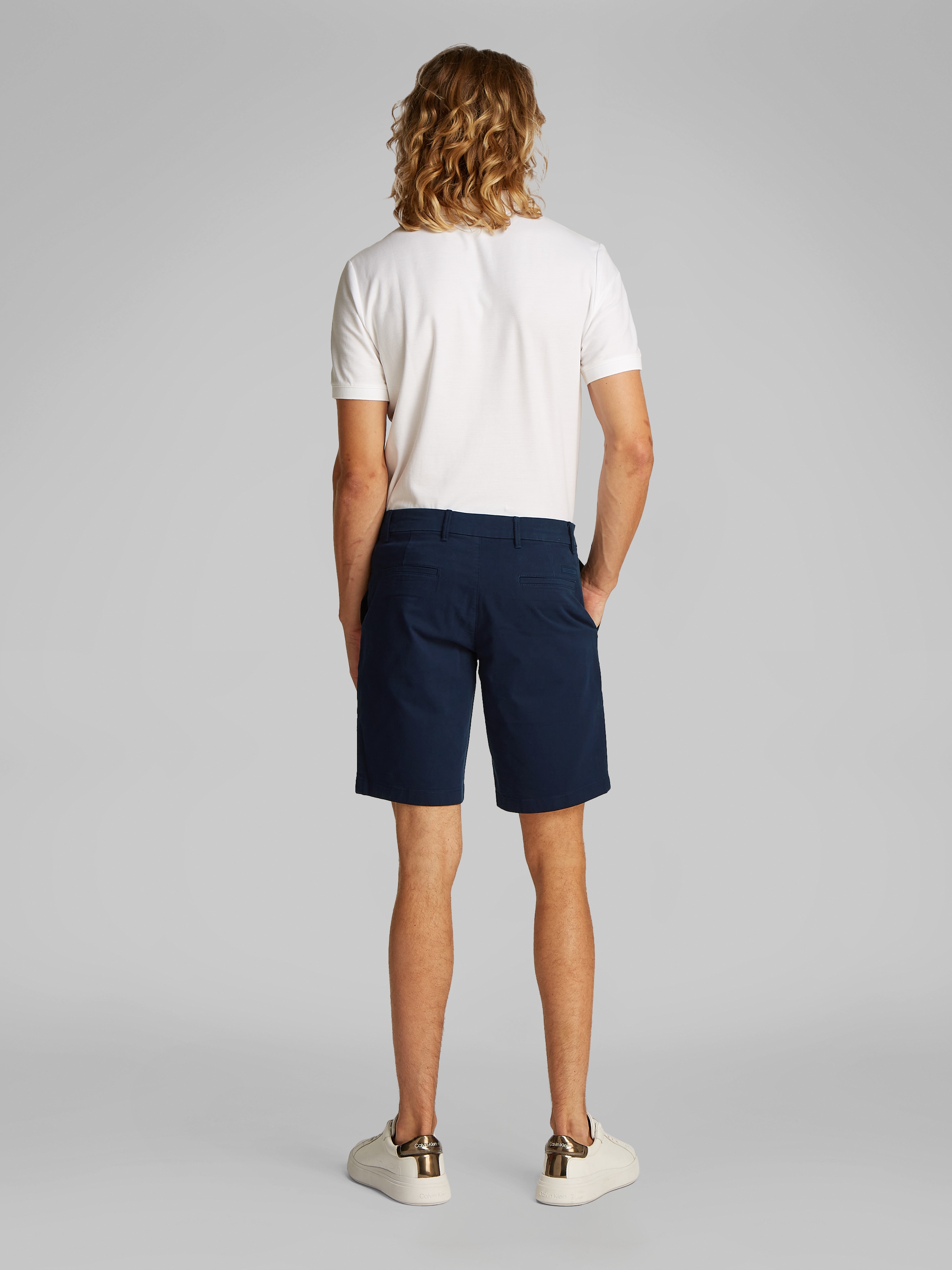 Calvin Klein Chinoshorts »MODERN TWILL SLIM CHINO SHORT«, mit Logo-Patch