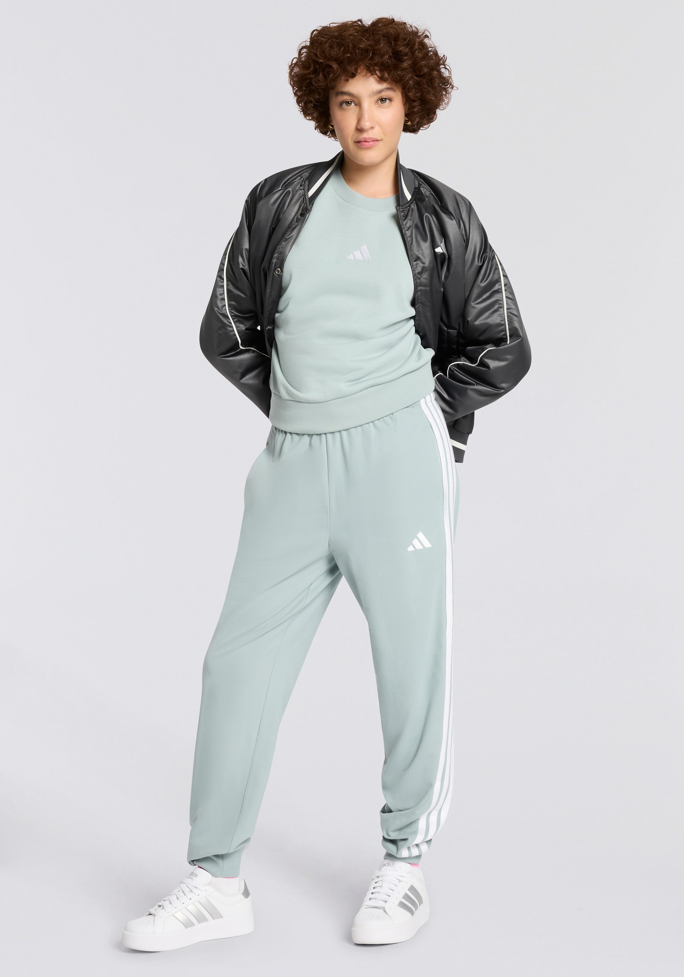 adidas Sportswear Sporthose »W 3S SJ JOGGER«  Lässig geschnitten, hoher Bund, schmal zulaufende Beinform