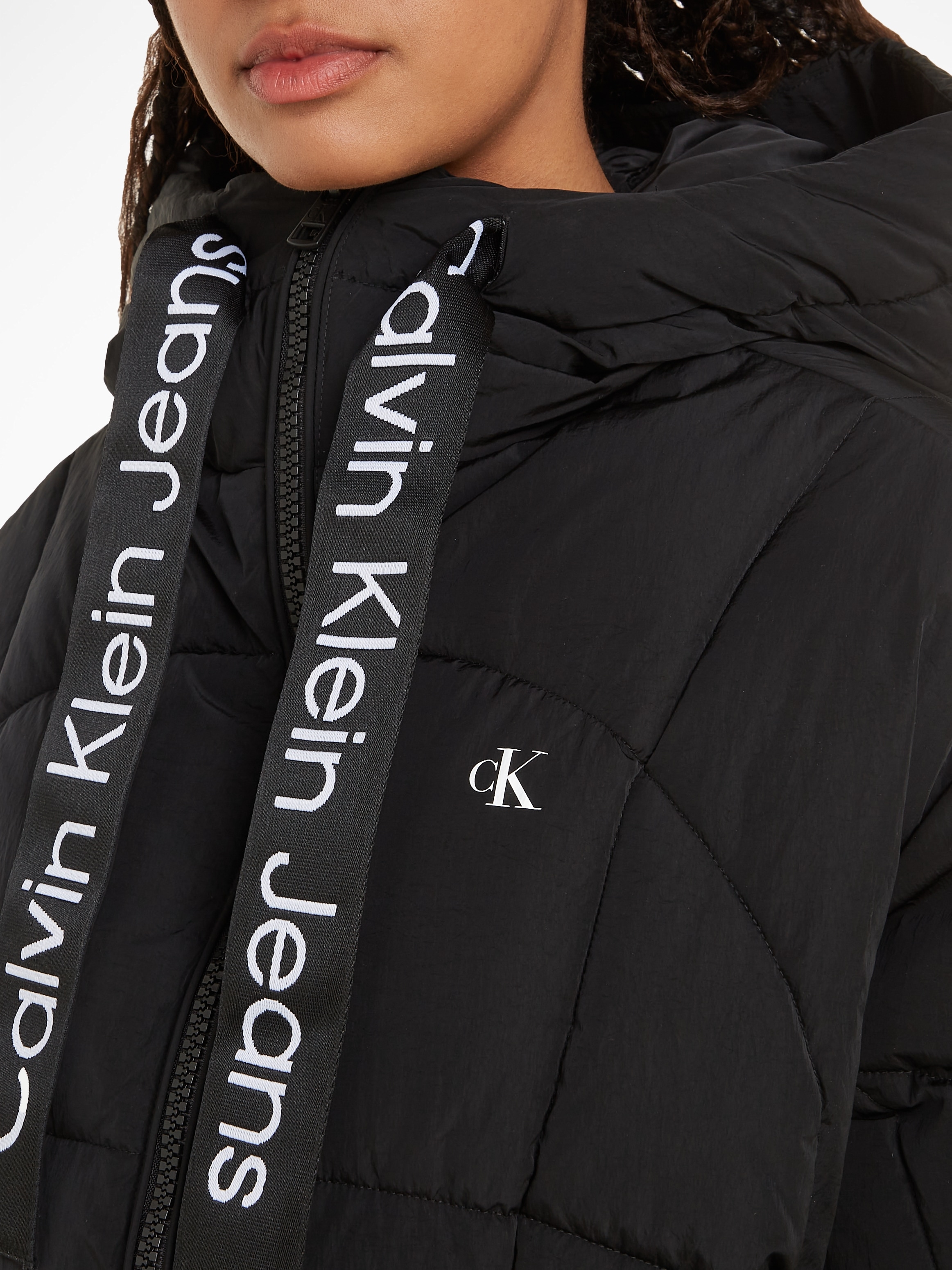 Calvin Klein Jeans Outdoorjacke mit ♕ PUFFER«, »LOGO Kapuze DRAWSTRING SHORT bei