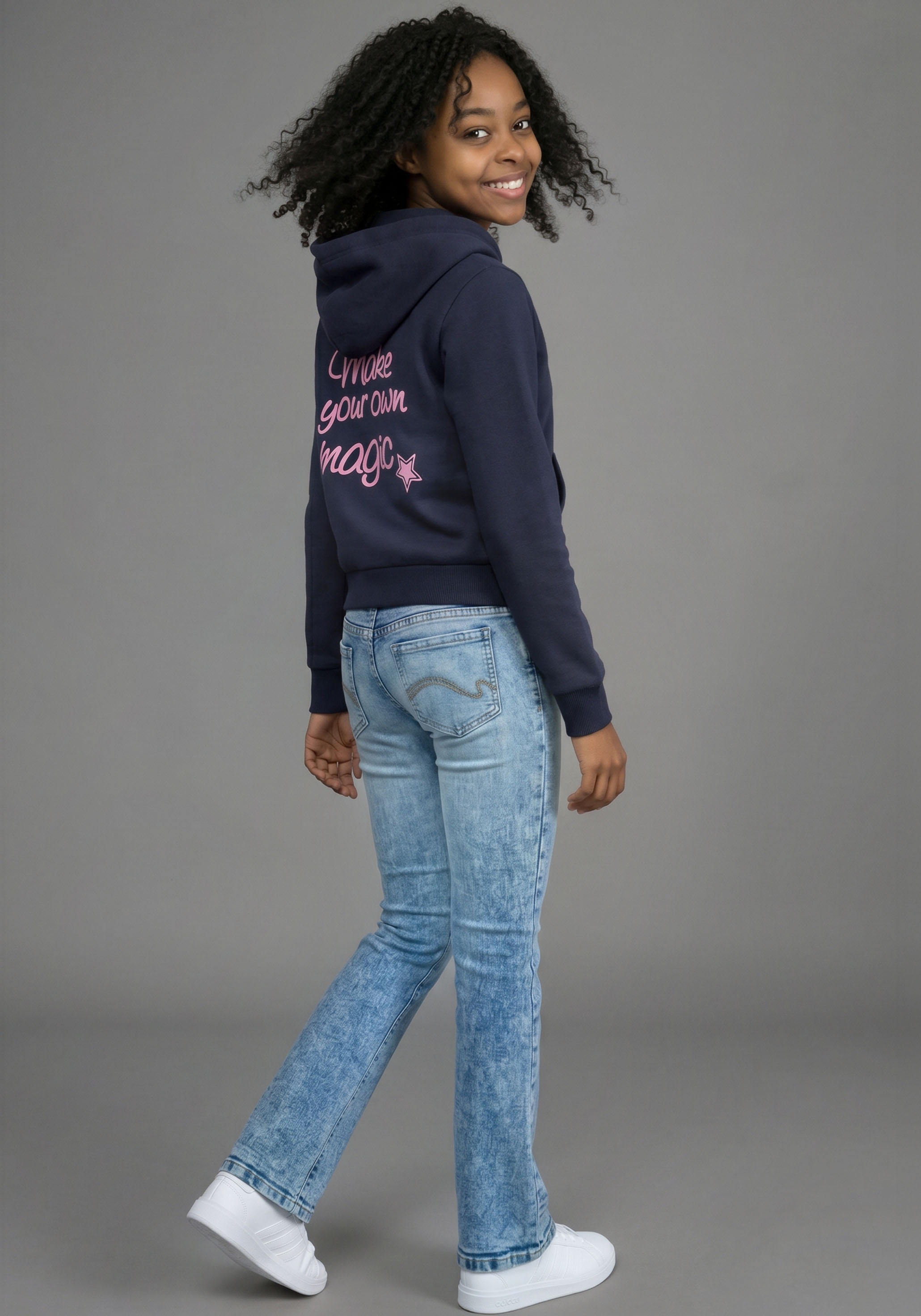 KIDSWORLD Langarmshirt »Slogan Hoodie: MAKE YOUR OWN MAGIC« Shirt mit Front- und Rückendruck, kurze Schnittform, Statement-Print