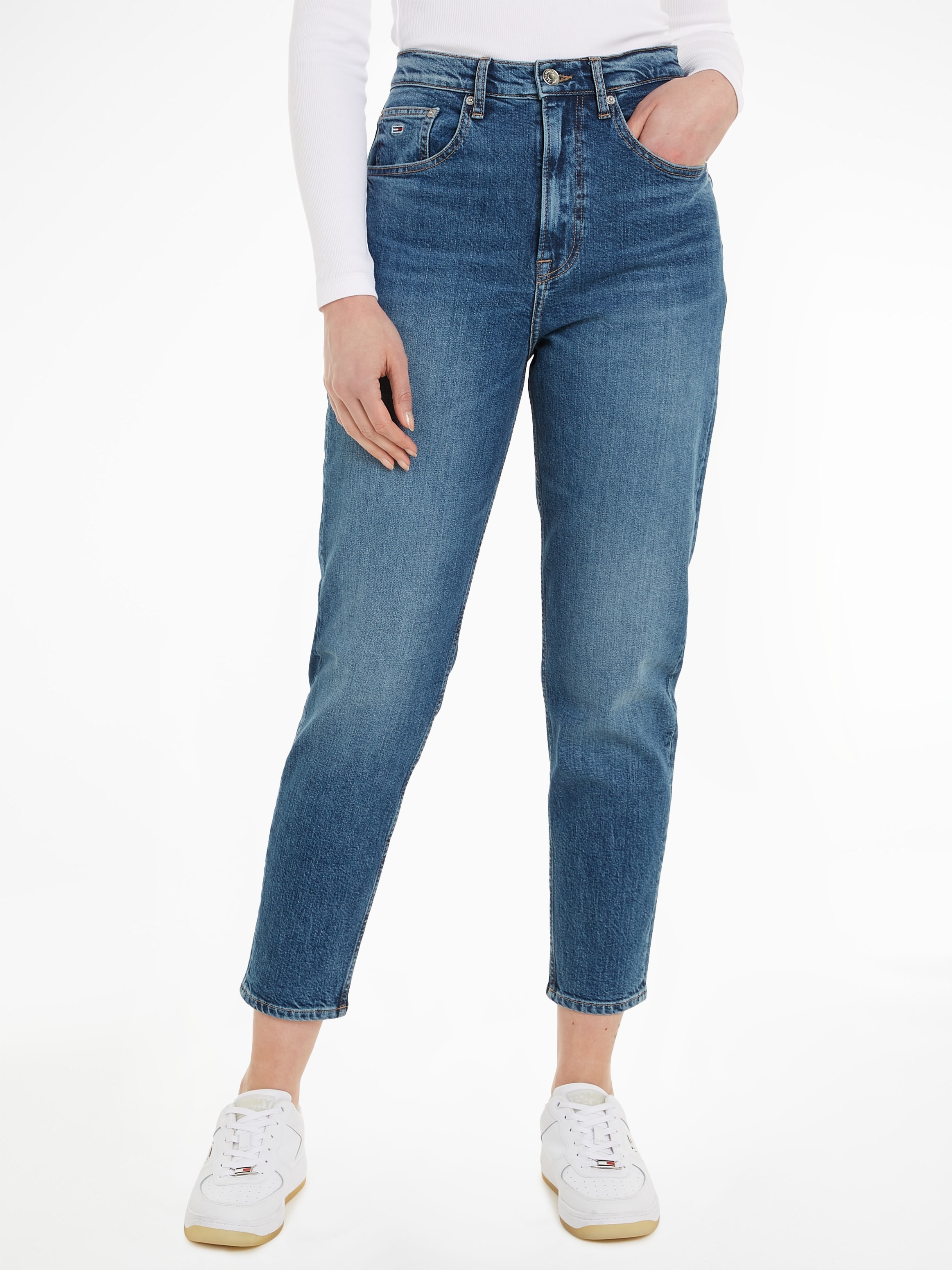 Tommy Jeans Mom-Jeans »MOM JEAN TPR DG«, UH bei Logopatch mit ♕