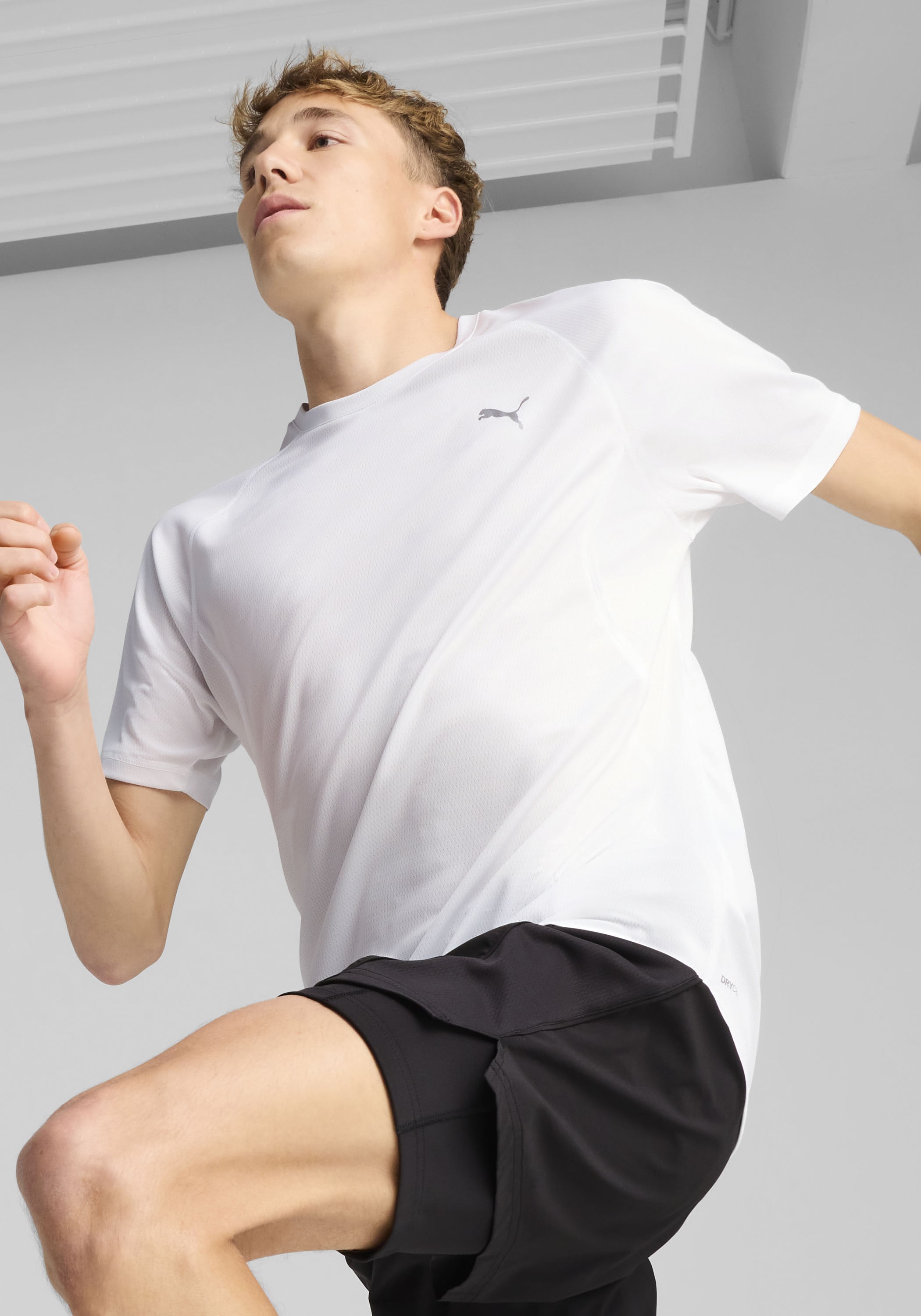 PUMA Laufshirt »M RUN VELOCITY TEE (POLY)« ergonomische Schnittführung, DryCELL Technologie, Flatlock-Nähte