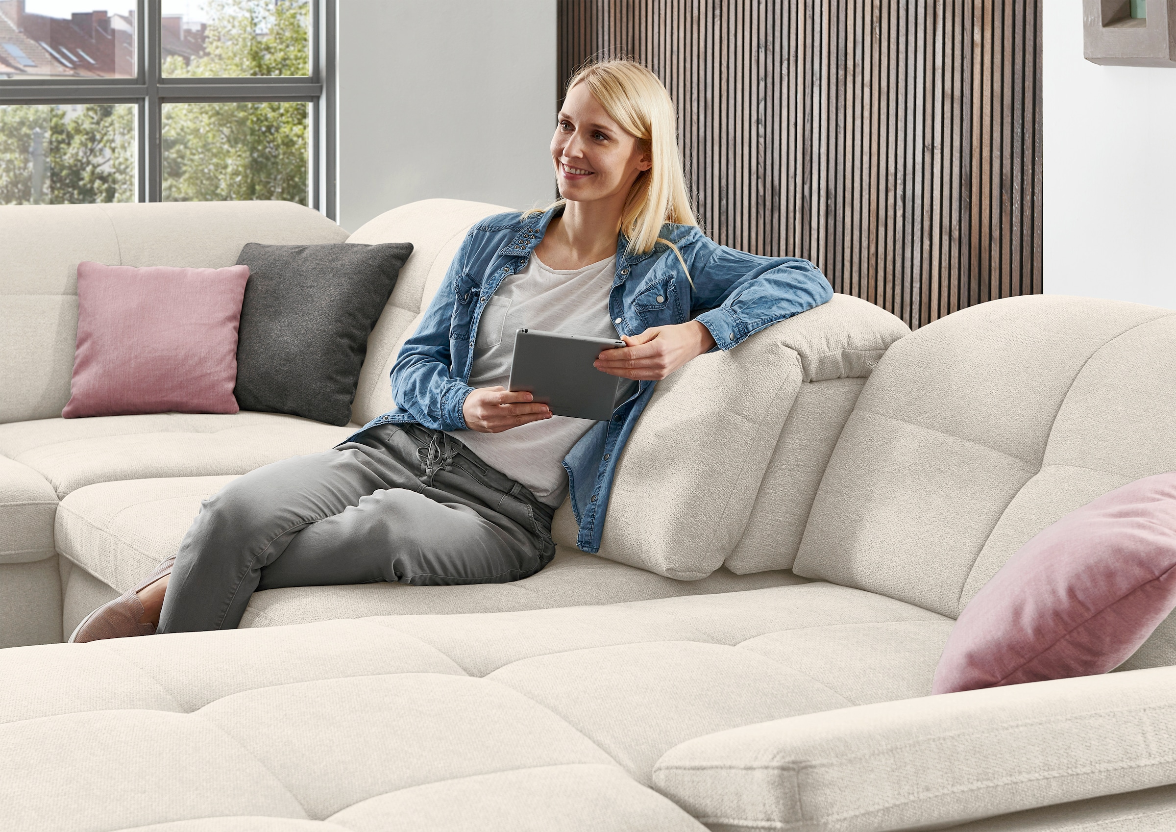 Die PlanBar Ecksofa »MP-IN16012 L-Form, mit Kaltschaum-Polsterung« inkl. Sitztiefenverstellung wahlweise mit weiteren Funktionen