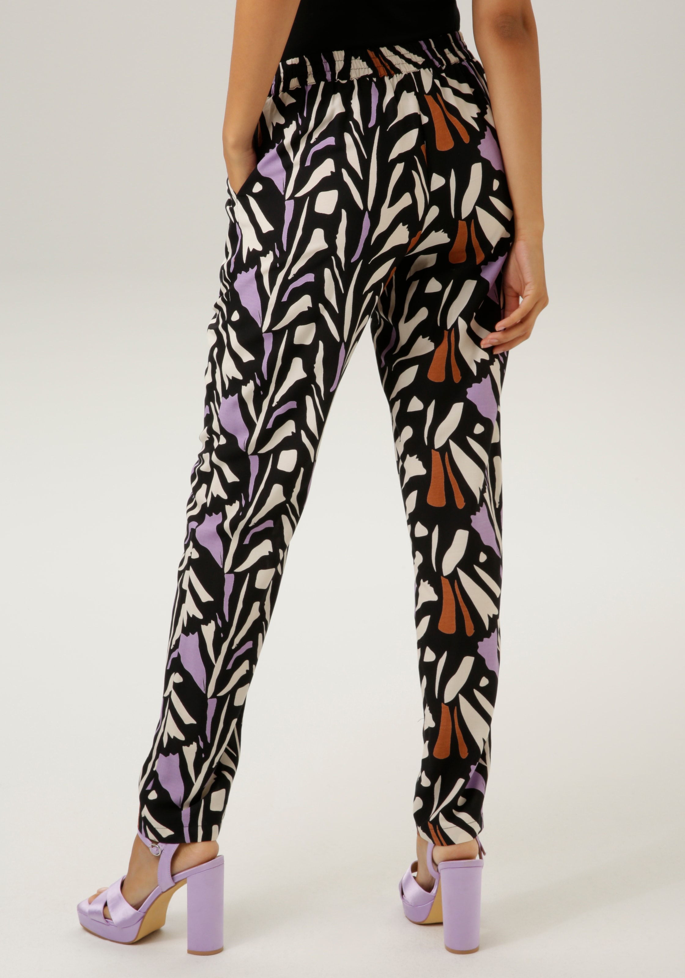 Aniston CASUAL Schlupfhose, mit trendfarbenen, graphischen Druck