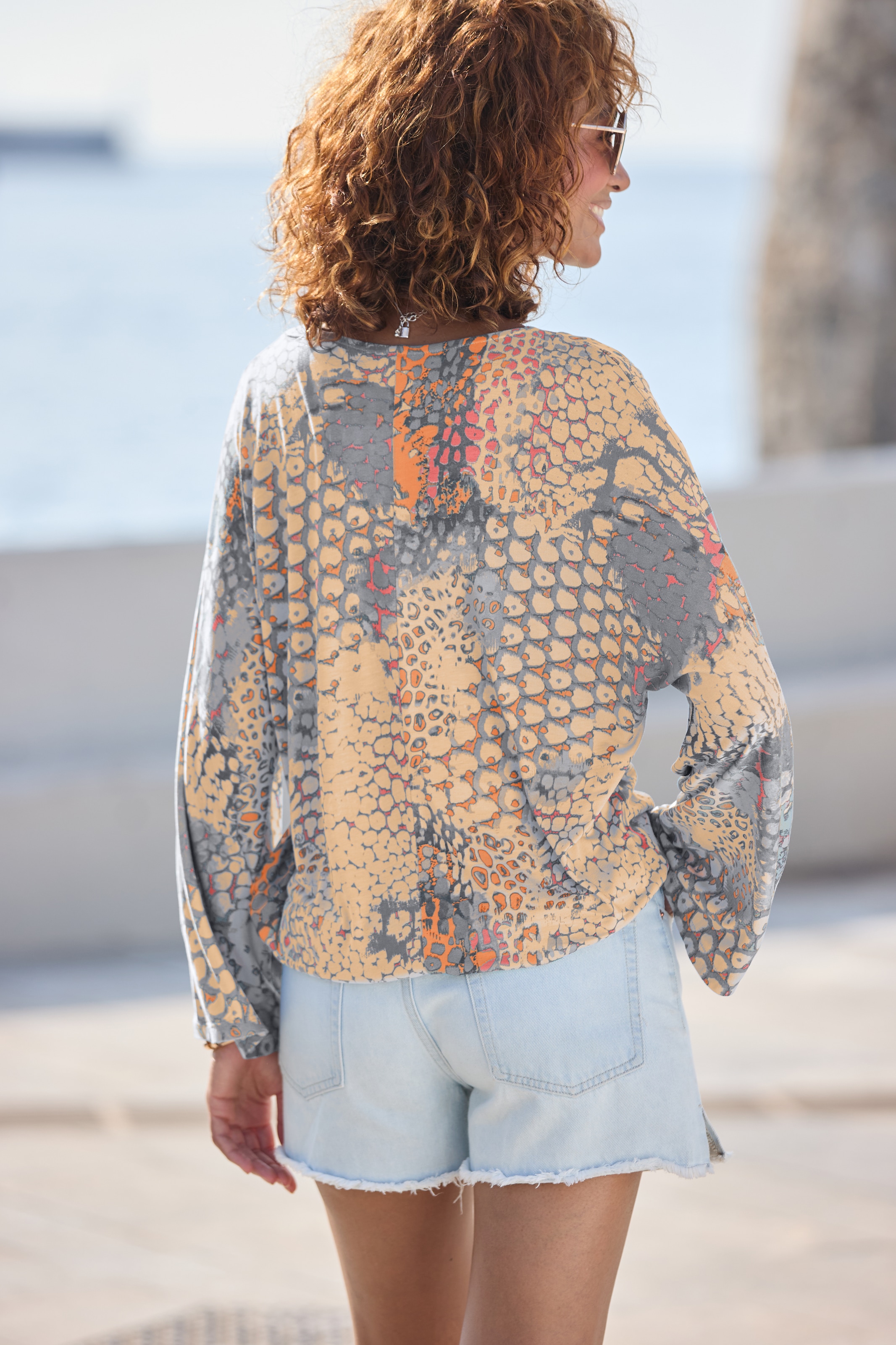 Buffalo Fledermausshirt mit Animaldruck, lockere Bluse mit V-Ausschnitt, Blusenshirt