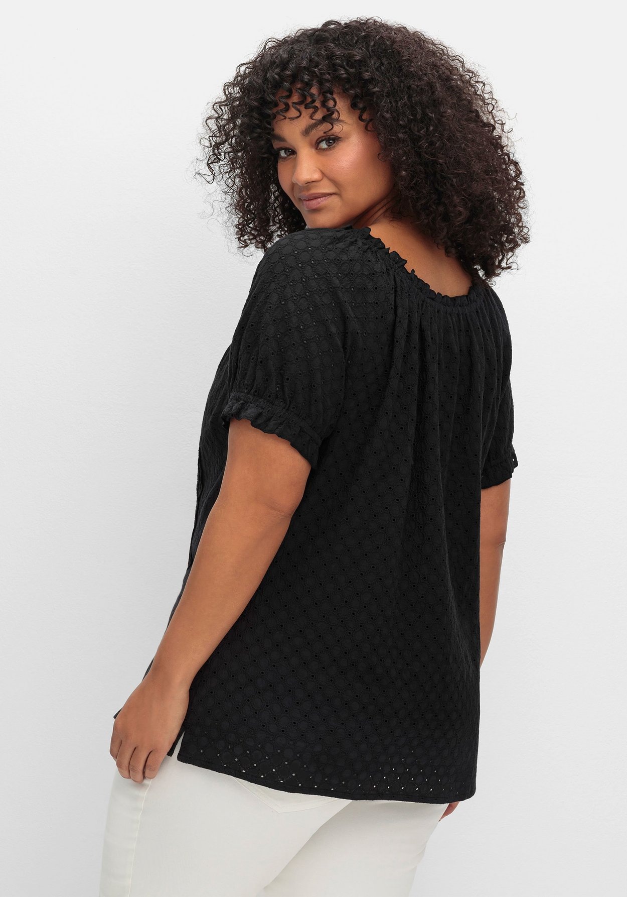 Sheego Kurzarmbluse »Bluse mit Lochstickerei und Carmen-Ausschnitt«