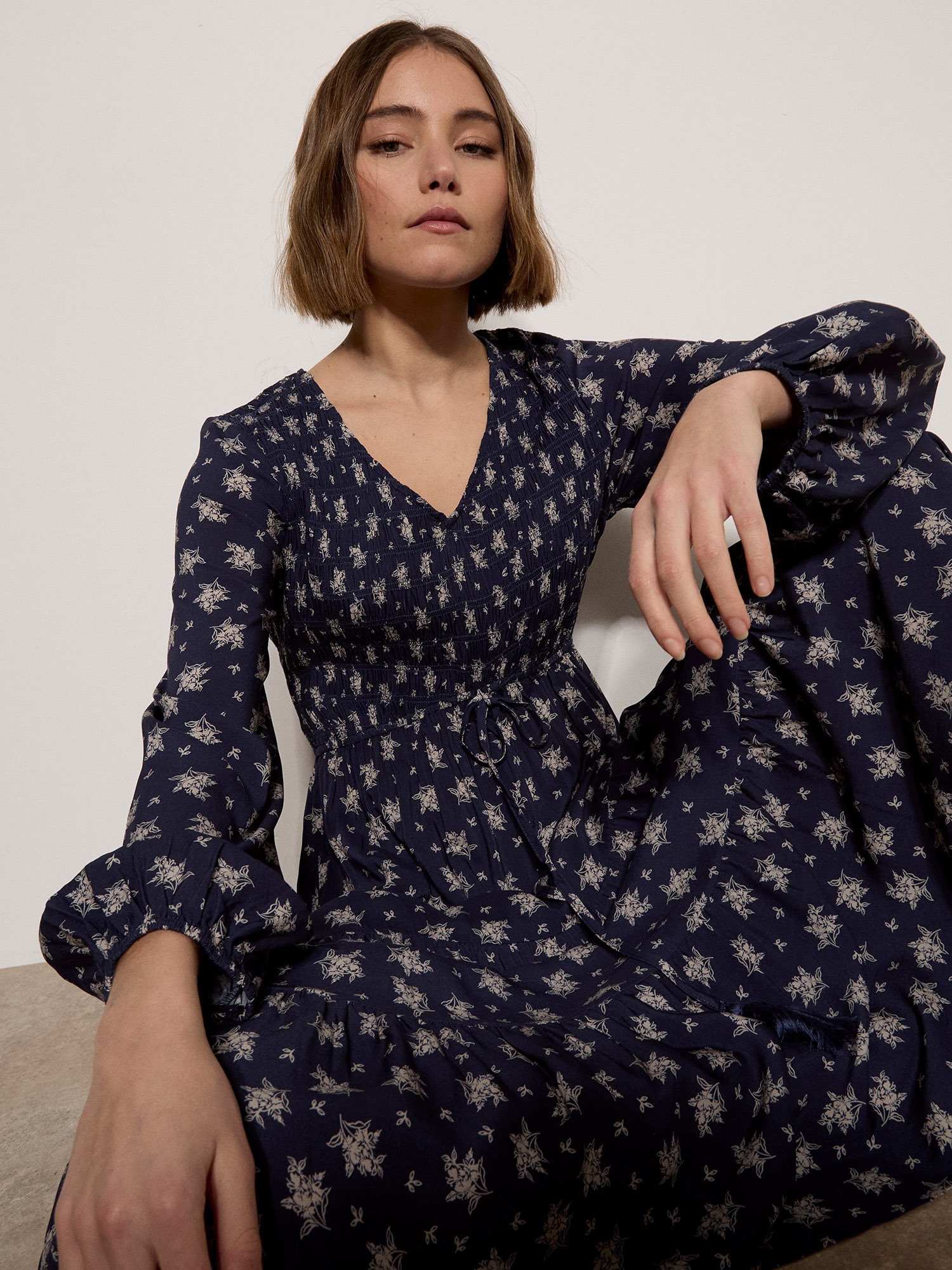 Apricot Midikleid »Smokkkleid in mittlerer Länge« mit Blumenmuster
