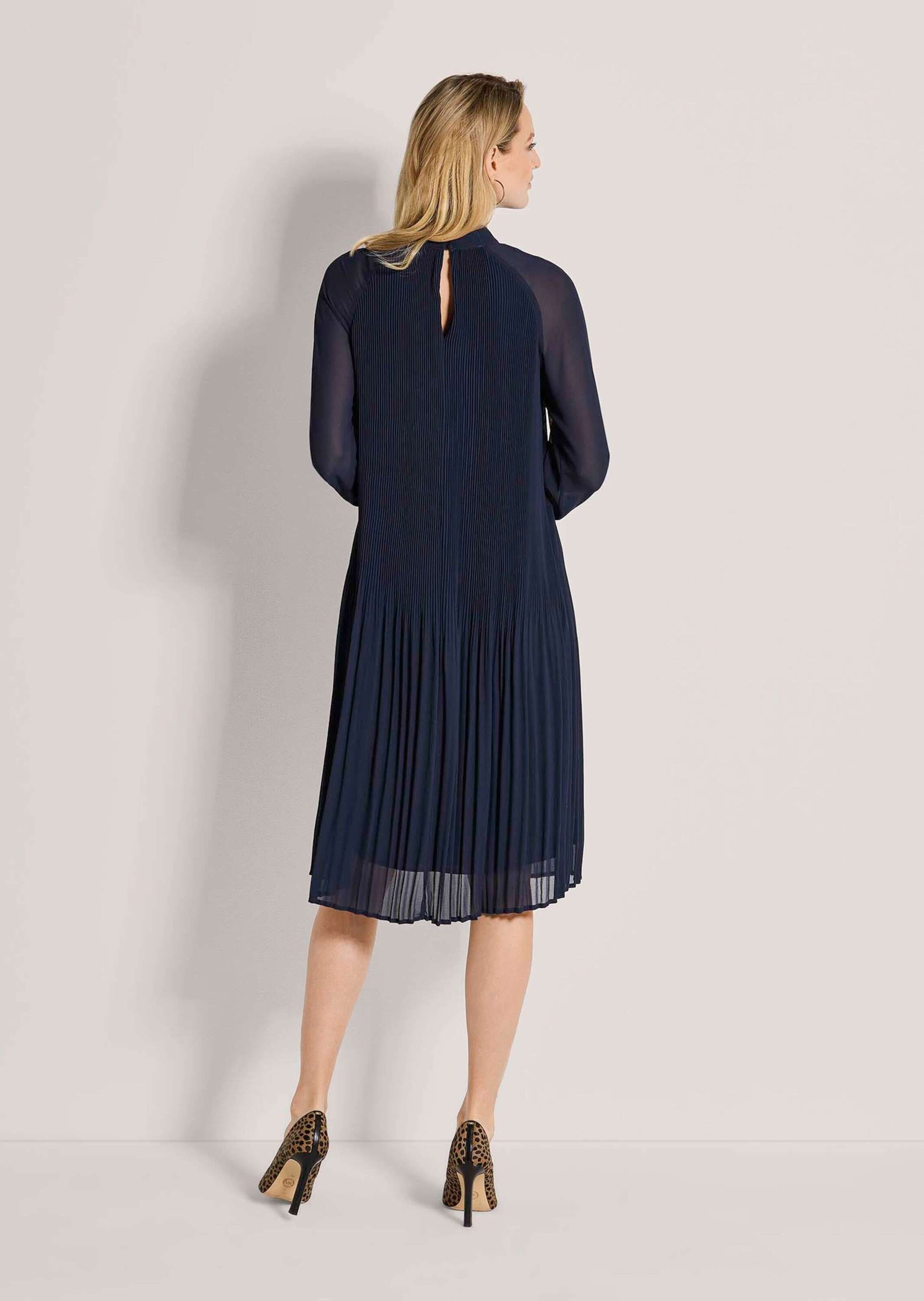 MADELEINE Midikleid »Kleid Plisseekleid mit Stehkragen« Ohne Tasche