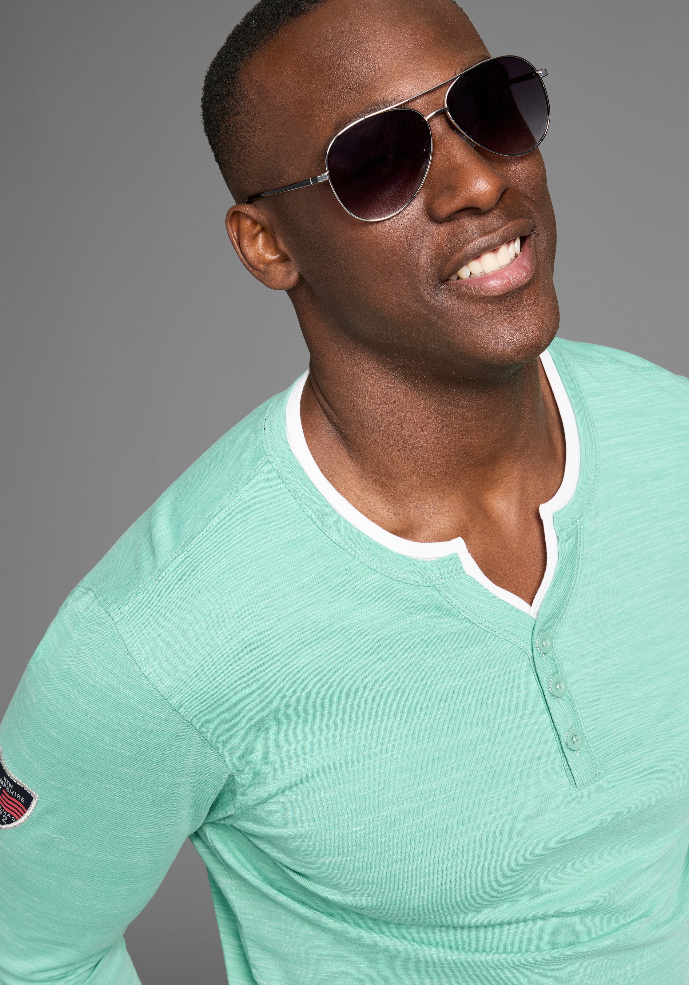 DELMAO Henleyshirt Langarm,  melierte Optik,  Henleykragen,  aus Baumwollmischung