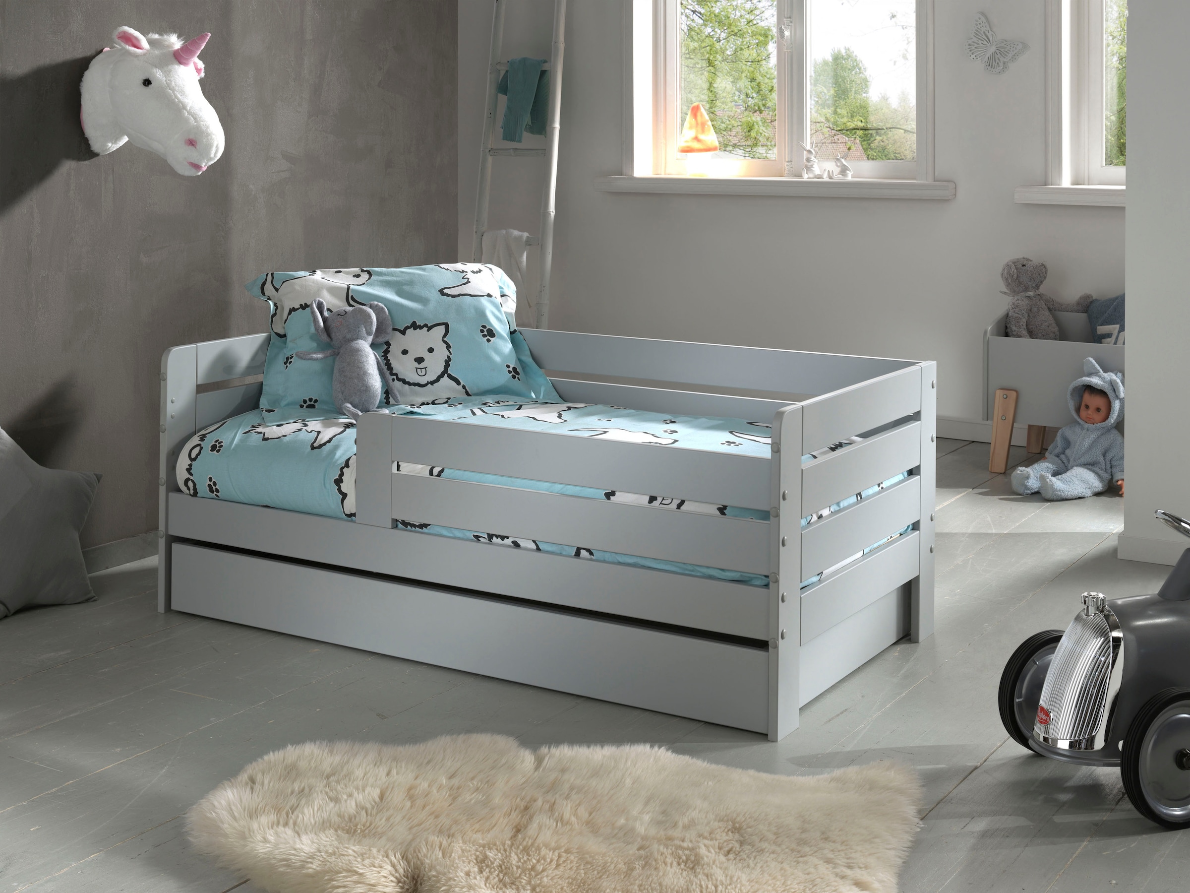 Vipack Kinderbett "Junior, Kiefermassiv mit umlaufendem Absturzschutz und Rolllattenrost" B/H/T ca. 143,6x56x70cm, mit niedrigem Betteinstieg, wahlweise in 2 Farben, mit oder ohne Schublade