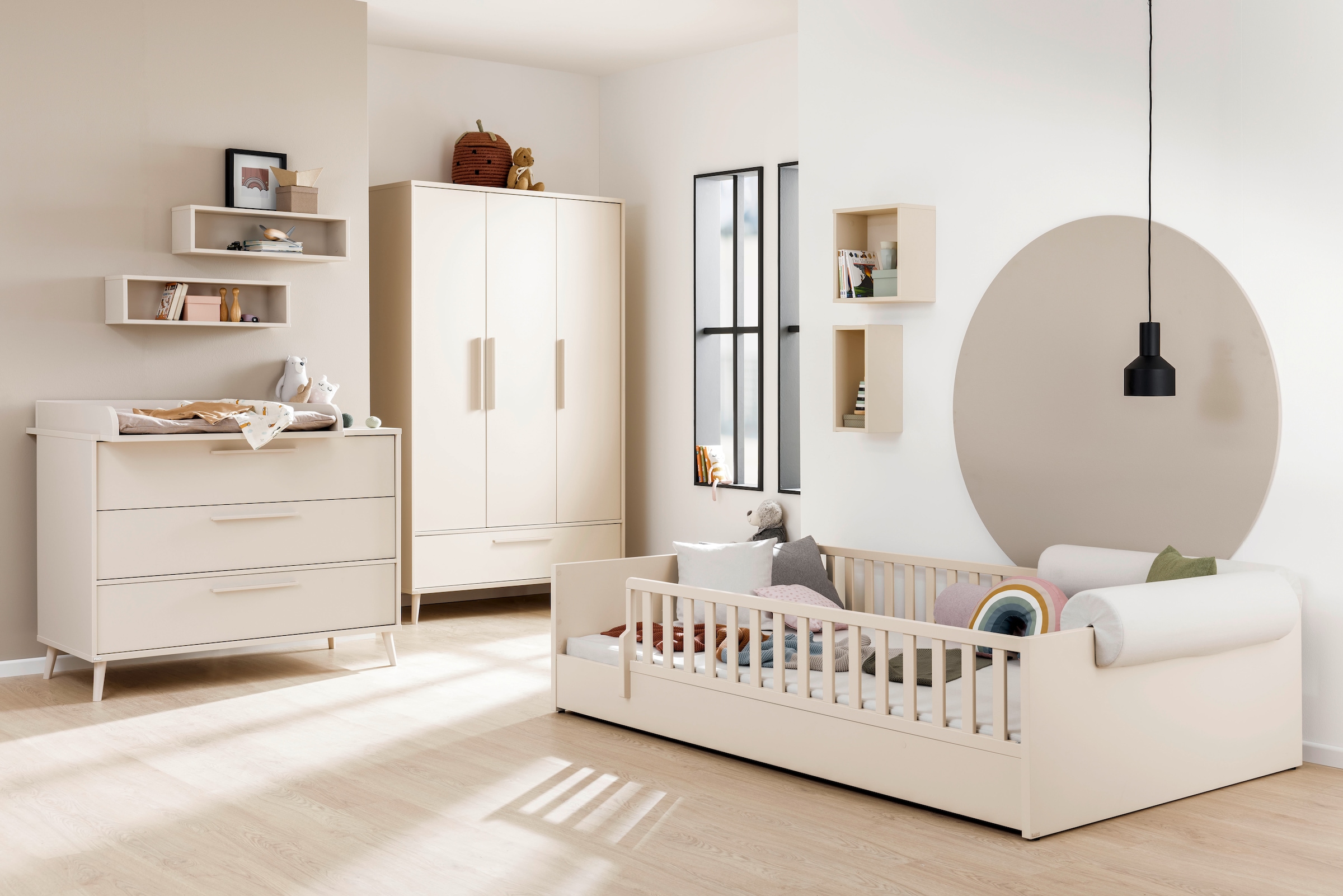 PAIDI Babymöbel-Set »LITTLE FLO, 4-teiliges Kinderzimmer in Beige, hochwertiges Komplettset« Spar-Set, 120x200cm Bodenbett, Kleiderschrank 3-türig, Wickelkommode & Aufsatz, 4 tlg. Jugendzimmer, Soft-Close, mitwachsendes Bett - 3-fach umbaubar
