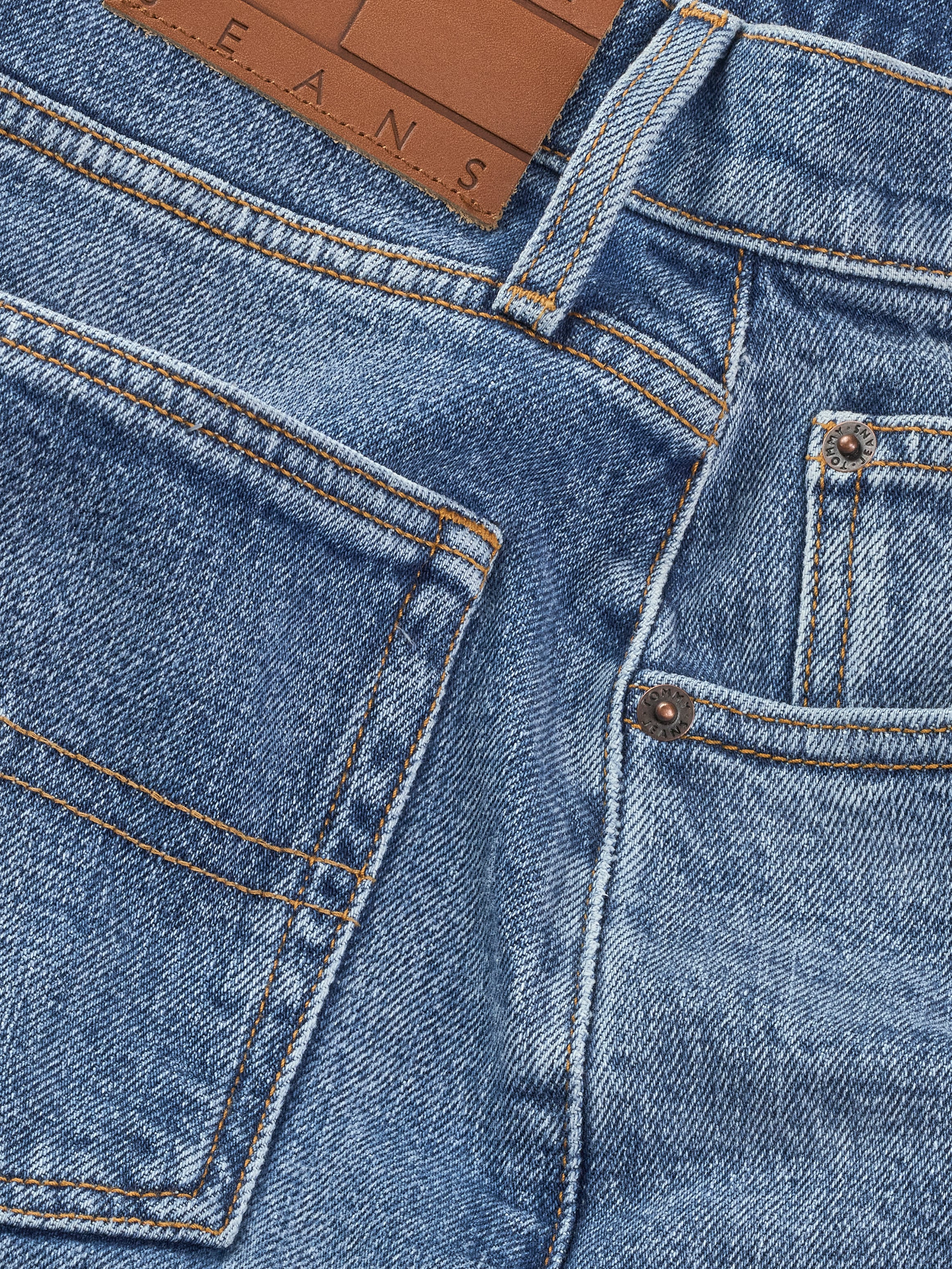 Tommy Jeans Shorts »MOM SHORT BI0134«, mit Logo-Badge, in blauer Waschung