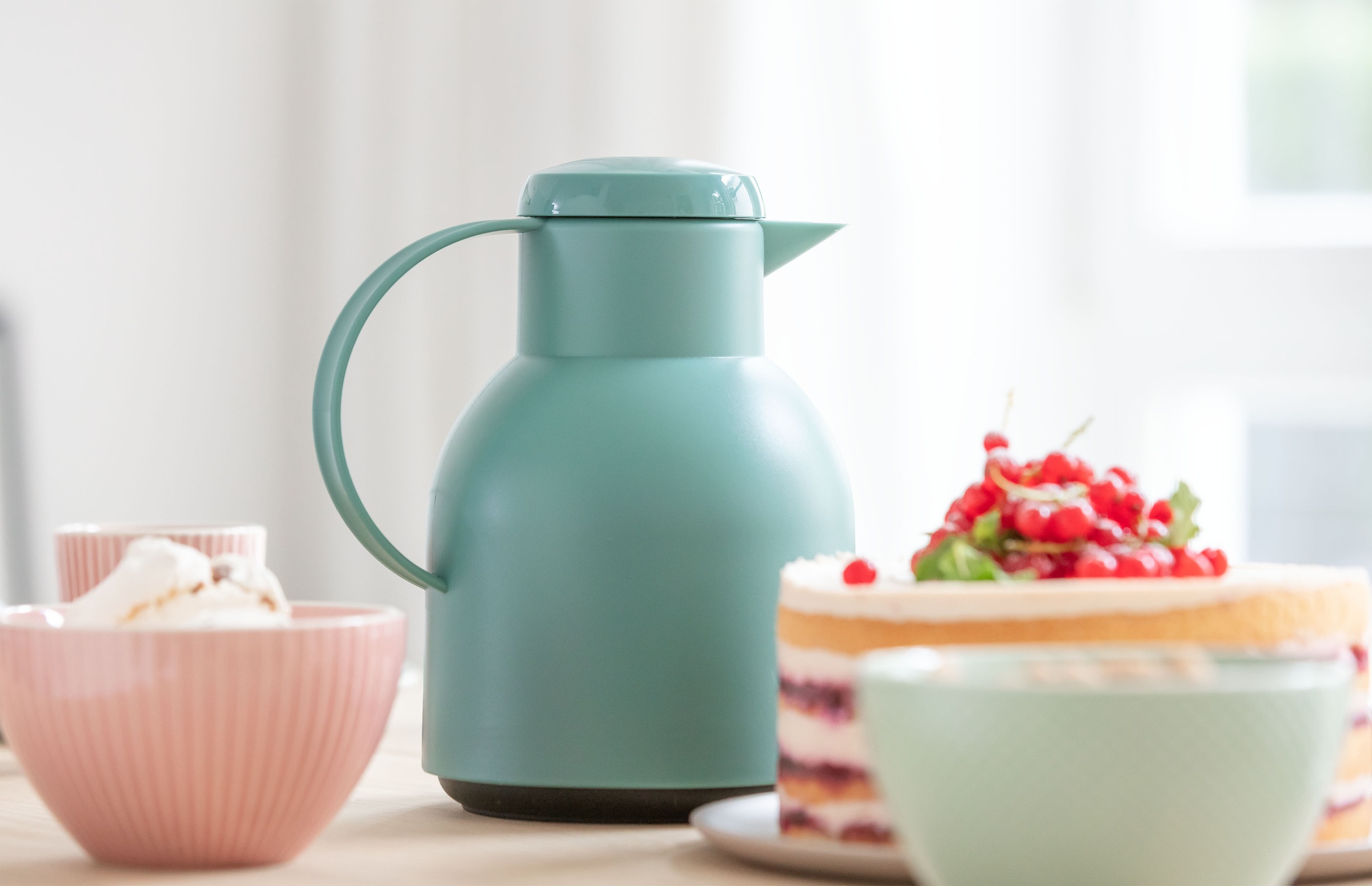Emsa Isolierkanne »Samba«, 1 l, zeitloses Design, einfacher Knopfdruck, 24h kalt, 12h warm