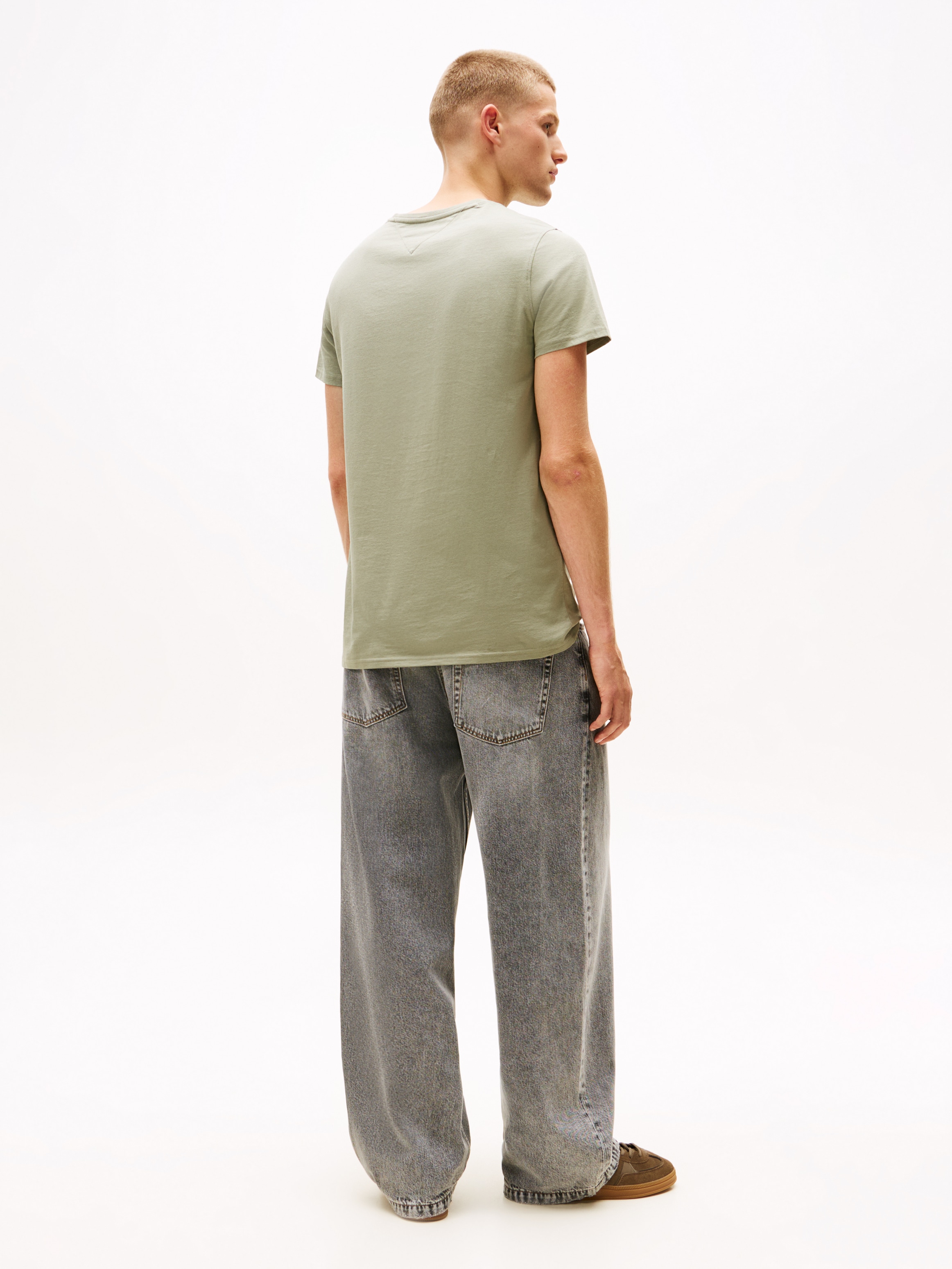 Tommy Jeans T-Shirt »TJM ESSENTIAL SOLID TEE«, mit Rundhalsausschnitt und dezenter Logo-Flag