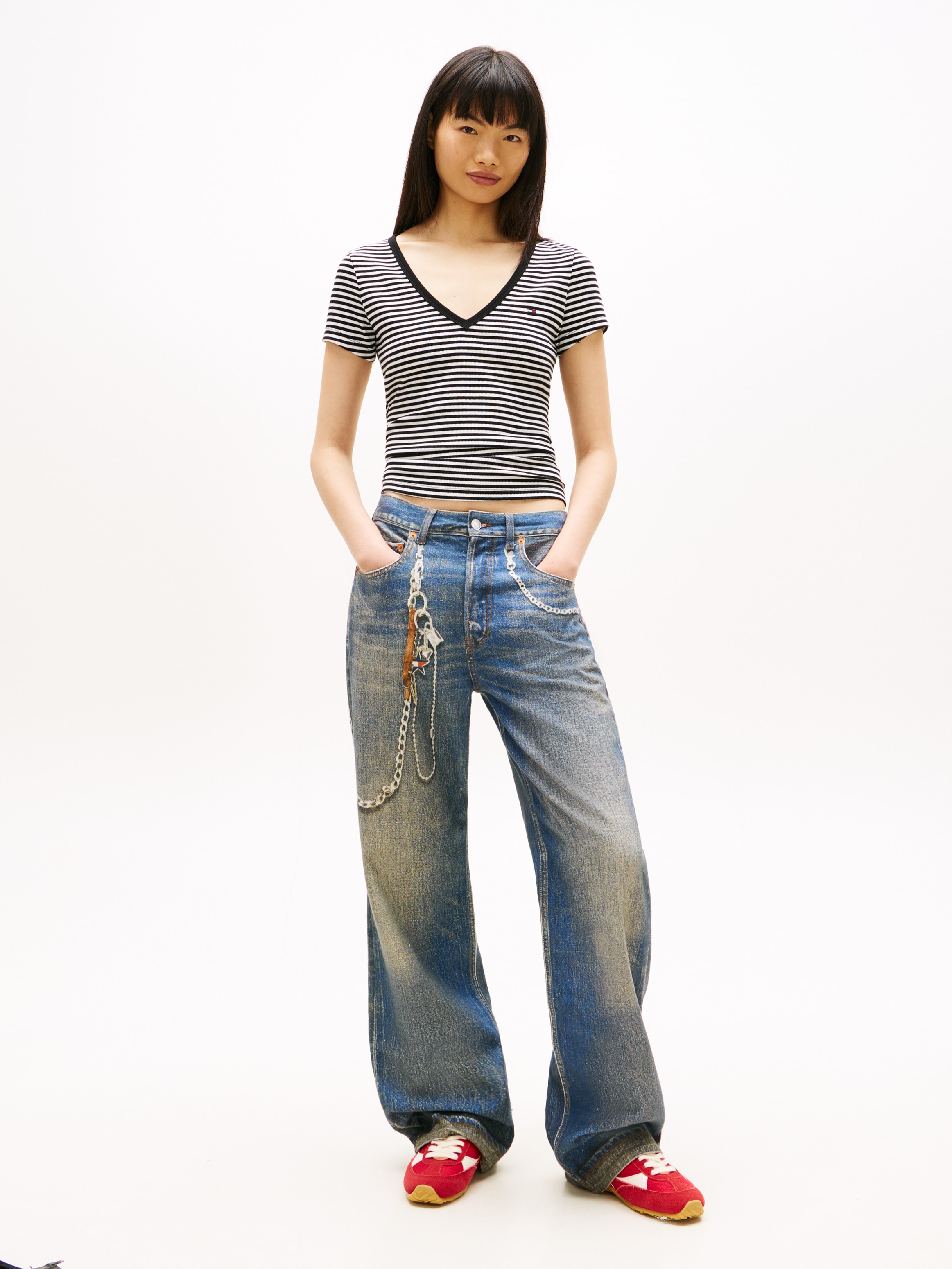 Tommy Jeans Kurzarmshirt »TJW SLIM ESSENTIAL RIB V SHORT SLEEVE« mit gerippter Struktur, V-Ausschnitt, Slim Fit