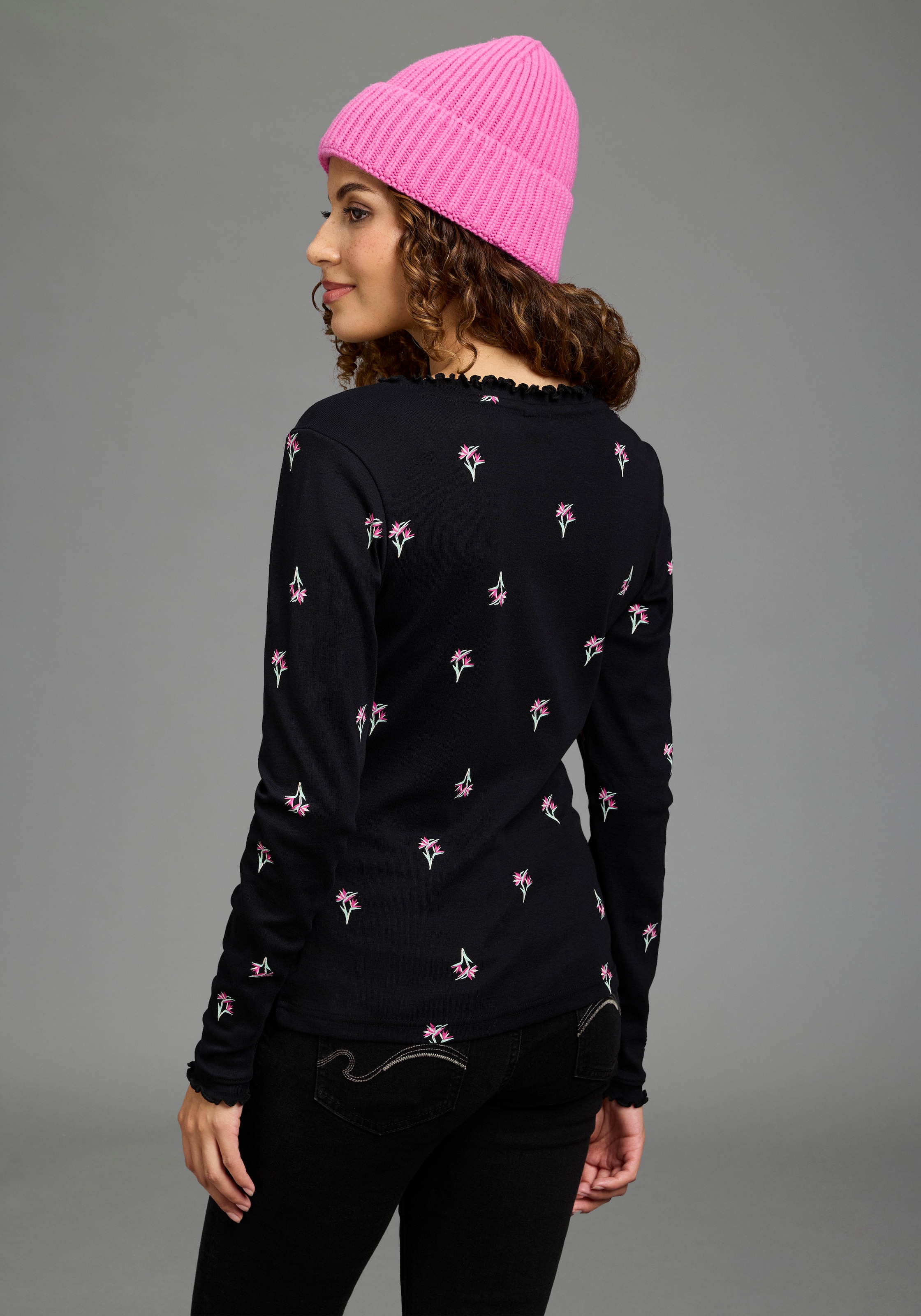 KangaROOS Langarmshirt mit V-Ausschnitt, figurbetonte Passform, hüftlange Form, aus Rippware