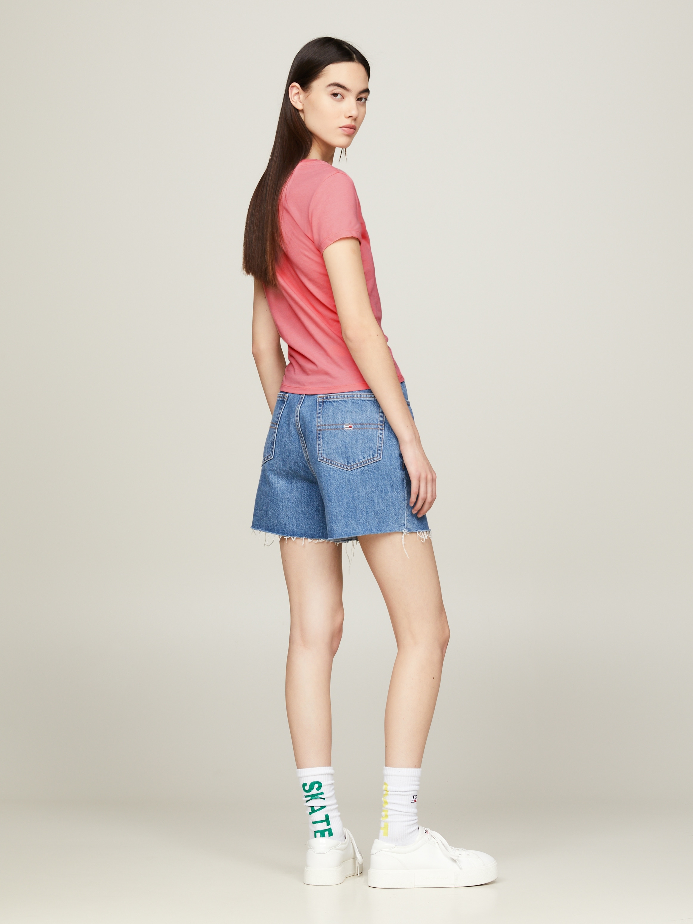 Tommy Jeans Rundhalsshirt »Rib Slim Essential Logo«, Rippshirt, feines Jersey Rippe, elastisch mit Tommy Jeans Logo