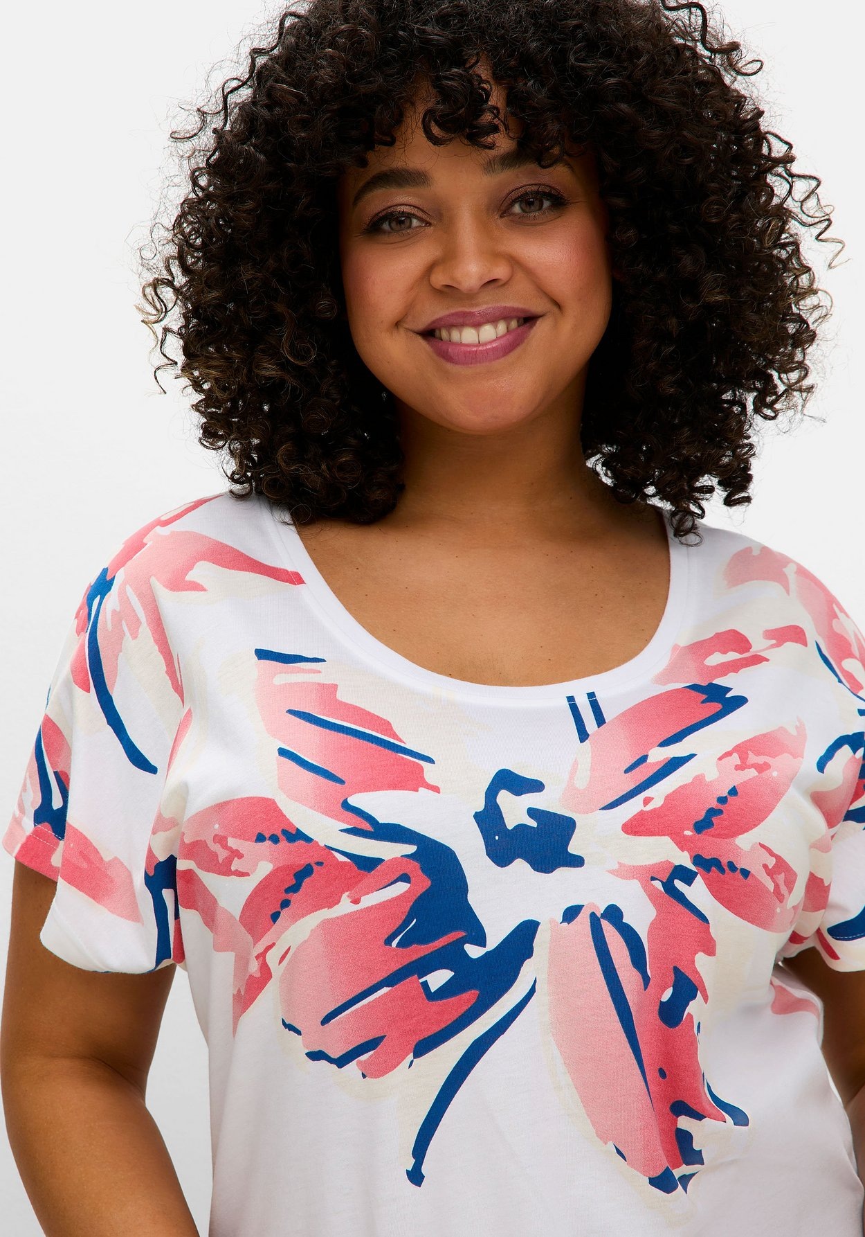 Sheego T-Shirt »Shirt mit weitem Rundhals und großem Blütenprint«