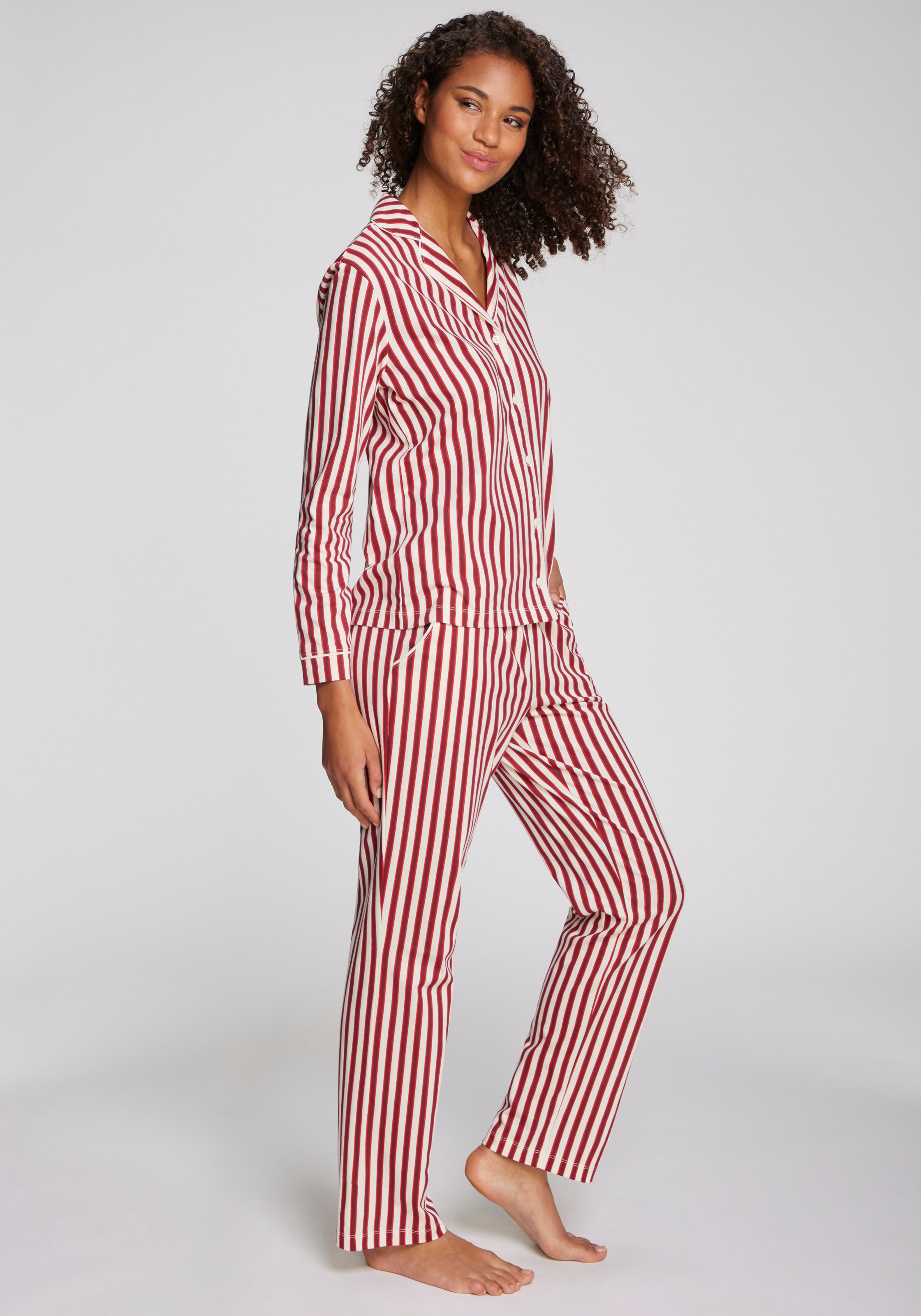 LASCANA Pyjama 2-teilig, 2 tlg. Mit Weihnachtlichem Muster