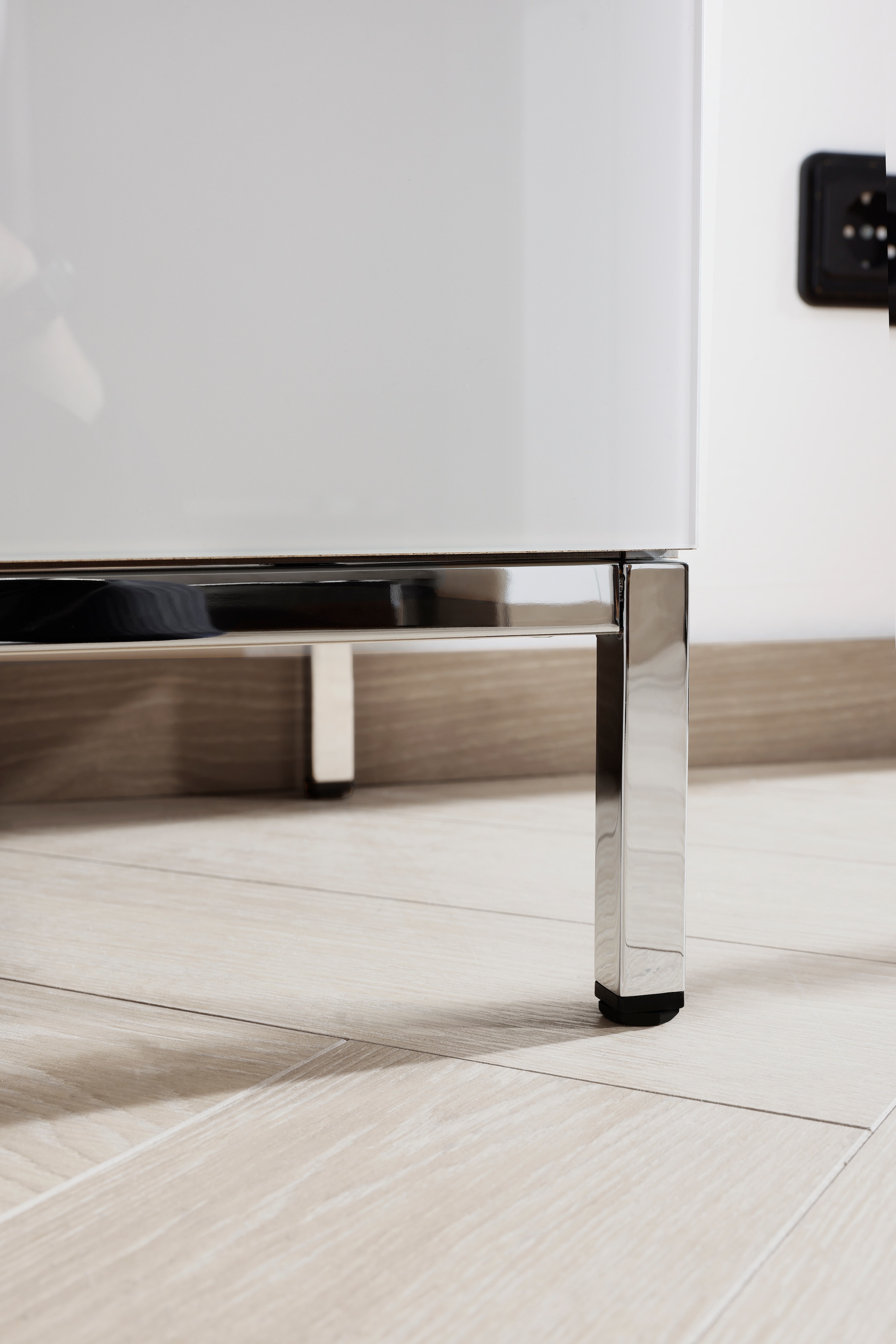 rauch Nachtkommode »Nachttisch Nachtschrank Nachtkonsole FLIPP mit Glasfront«, (Breite 40 cm), mit 3 Schubladen und Soft-Close-Funktion sowie Glasfront