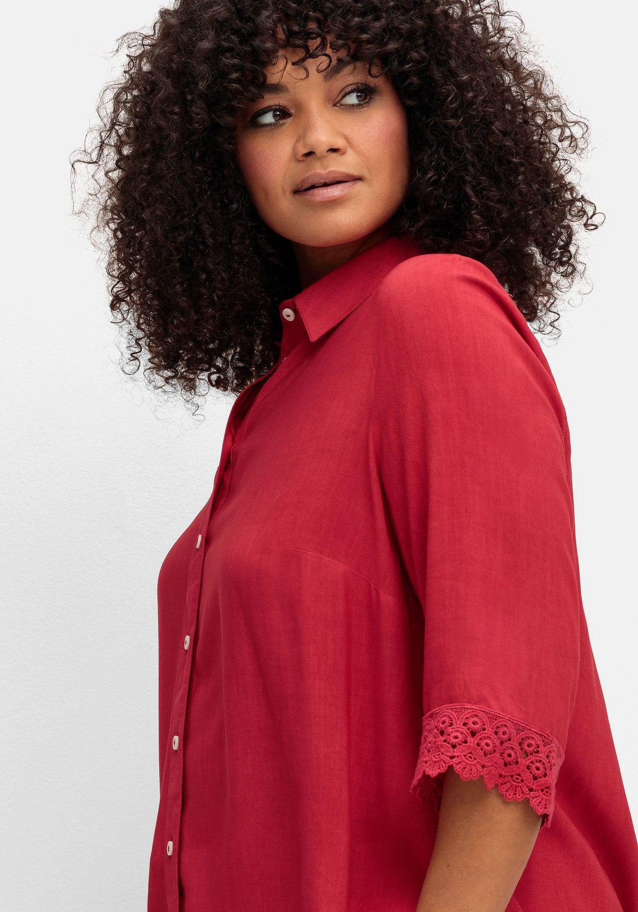 Sheego Hemdbluse »Bluse mit Spitze am Ärmel, weich fließende Qualität«