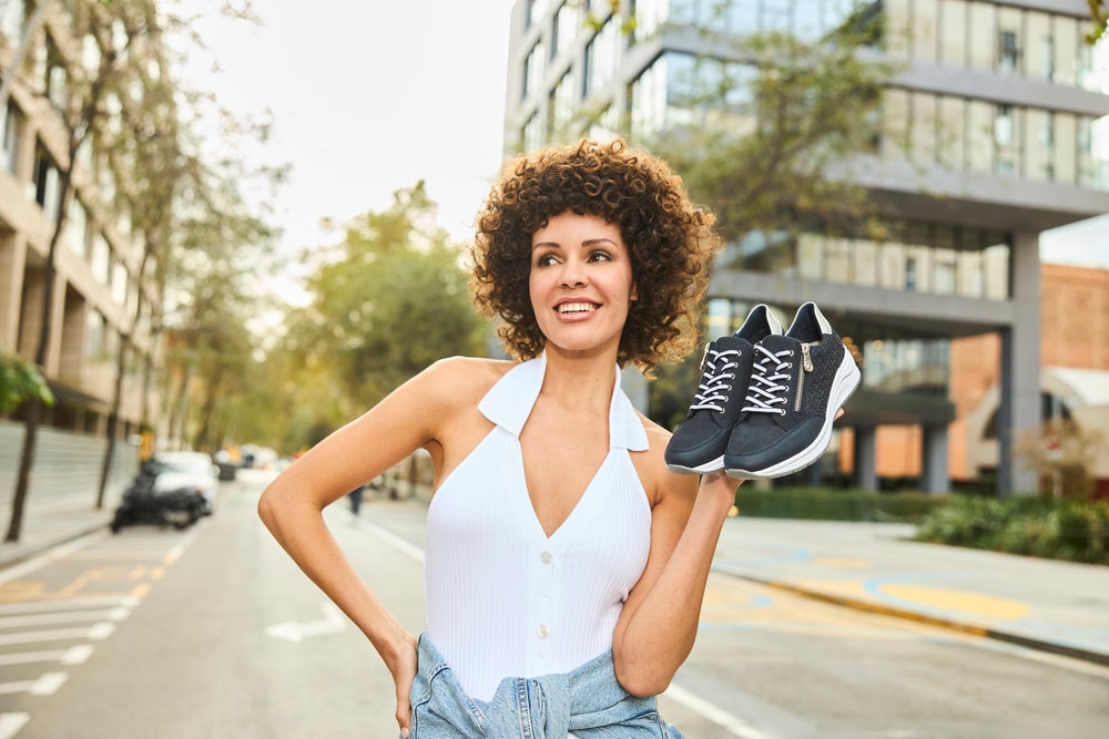 Rieker Keilsneaker, Halbschuh, Schnürschuh, Freizeitschuh mit Lettern bedruckt