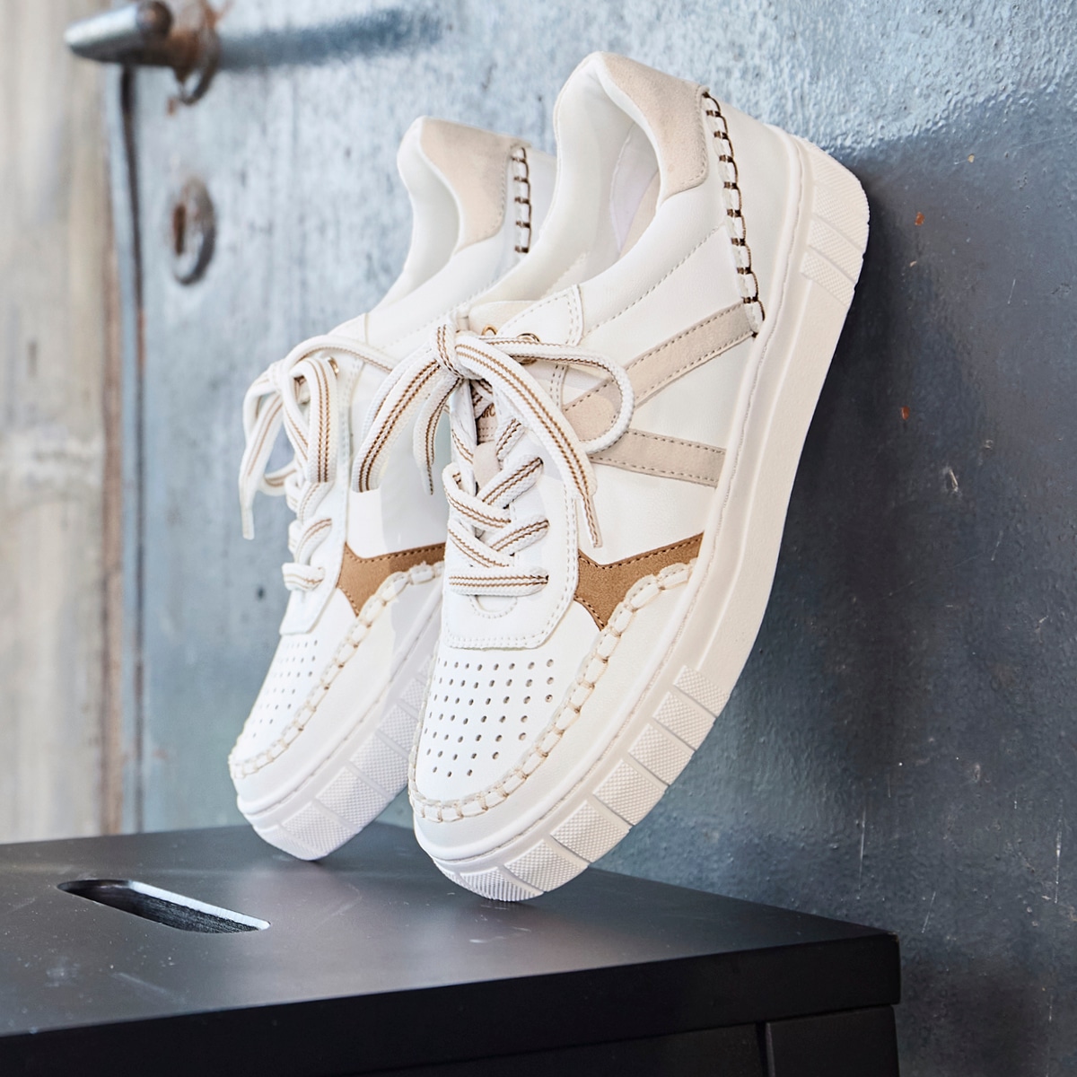 MARCO TOZZI Plateausneaker, Freizeitschuh, Halbschuh, Schnürschuh mit unterlegtem Lochmuster