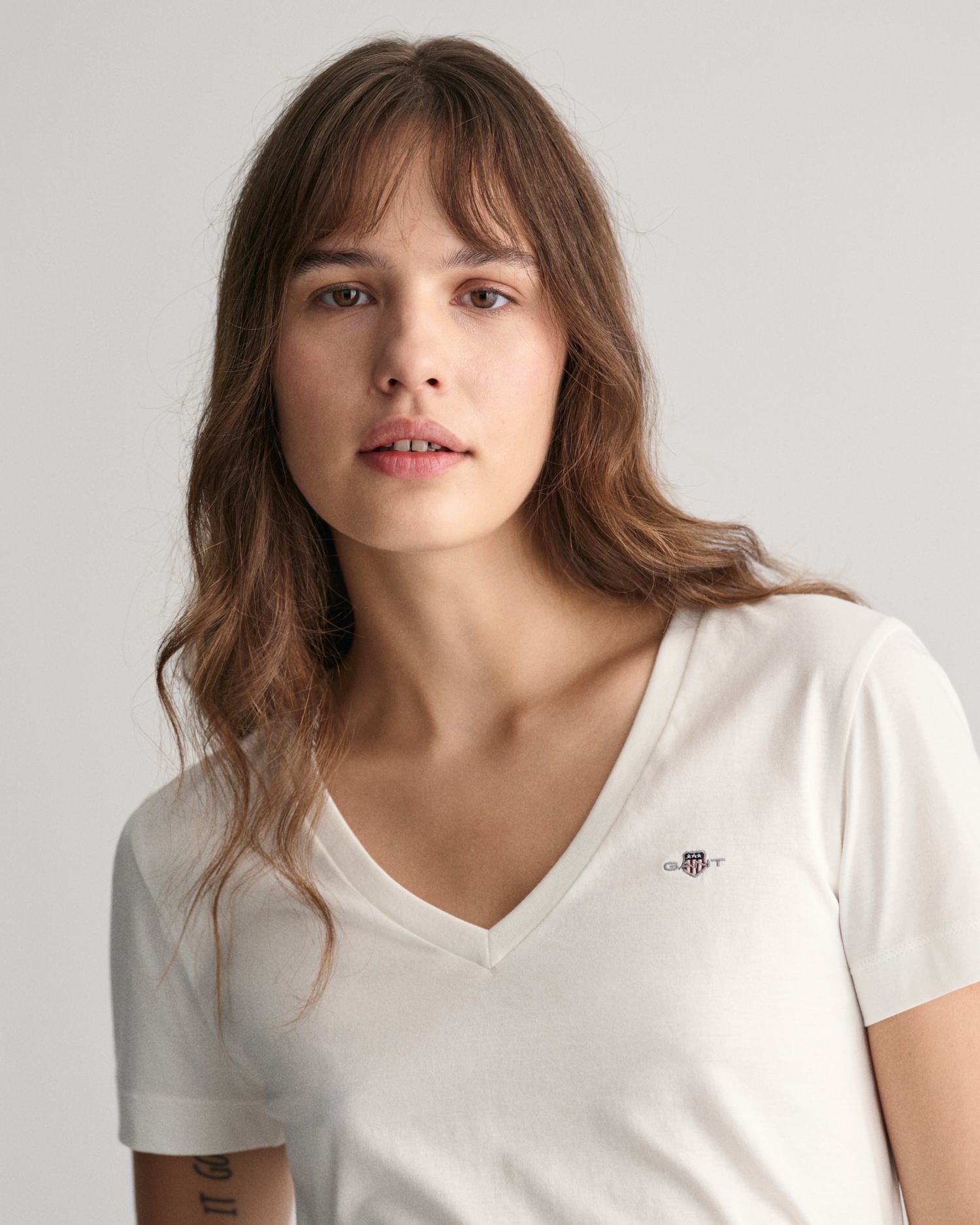 Gant T-Shirt »REG SHIELD KA V-NECK T-SHIRT« mit einer kleinen Logostickerei auf der Brust